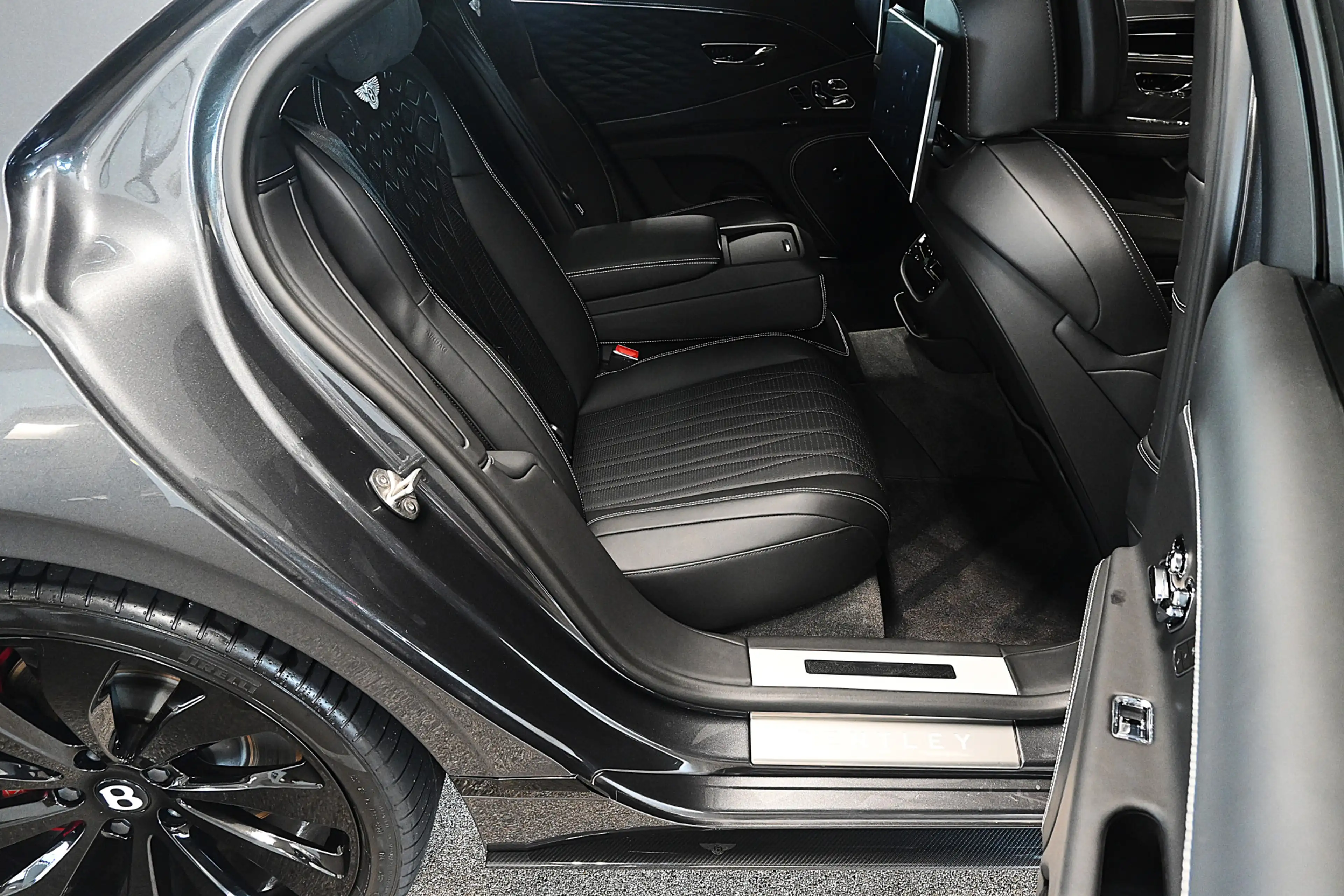 Bentley Flying Spur 6.0 W12 — photo 29