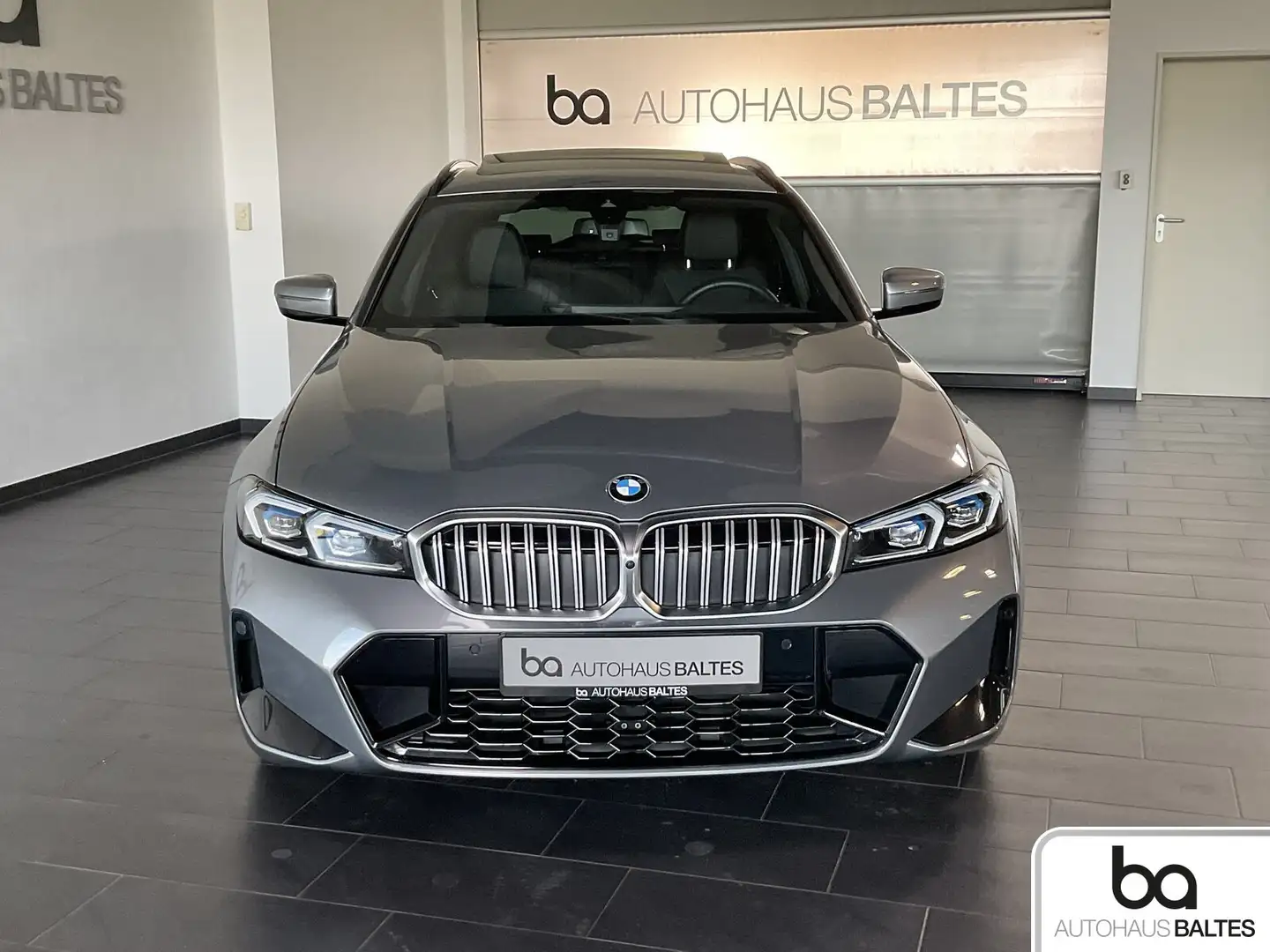 BMW 320 320d Touring xDrive M Sport Inno/Pano/Comfort/AHK Grau - 2