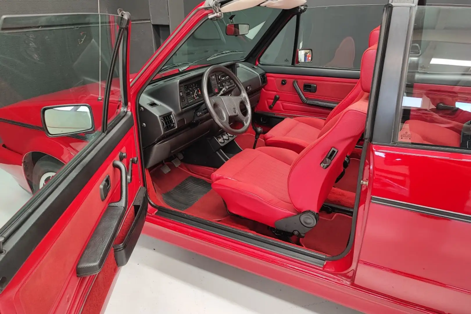 Volkswagen Golf Mk1 Cabrio Rojo - 2