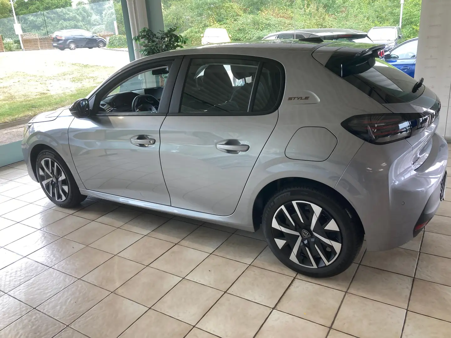 Peugeot 208 208 PureTech 100 Style Silber - 2
