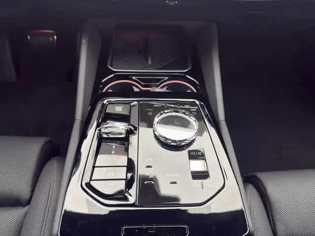 BMW 5 Series view 14