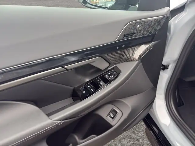 BMW 5 Series view 9
