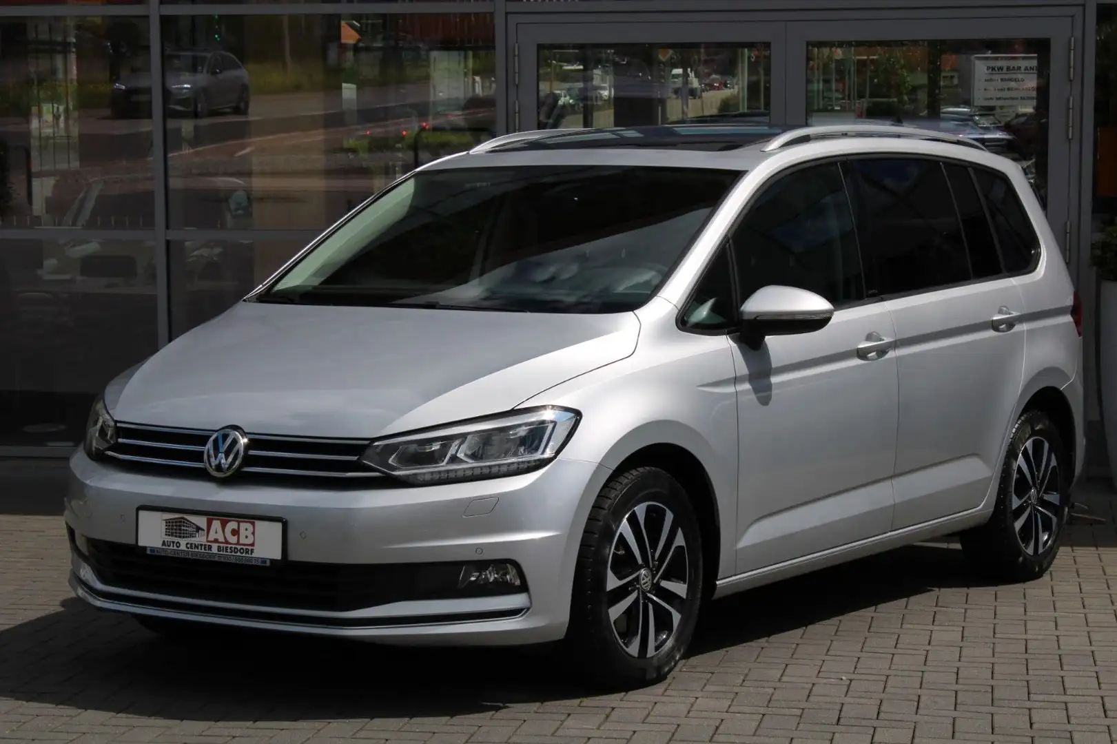 Volkswagen Touran 1.5 TSI DSG United LED Pano Navi DAB RFK Silber - 2