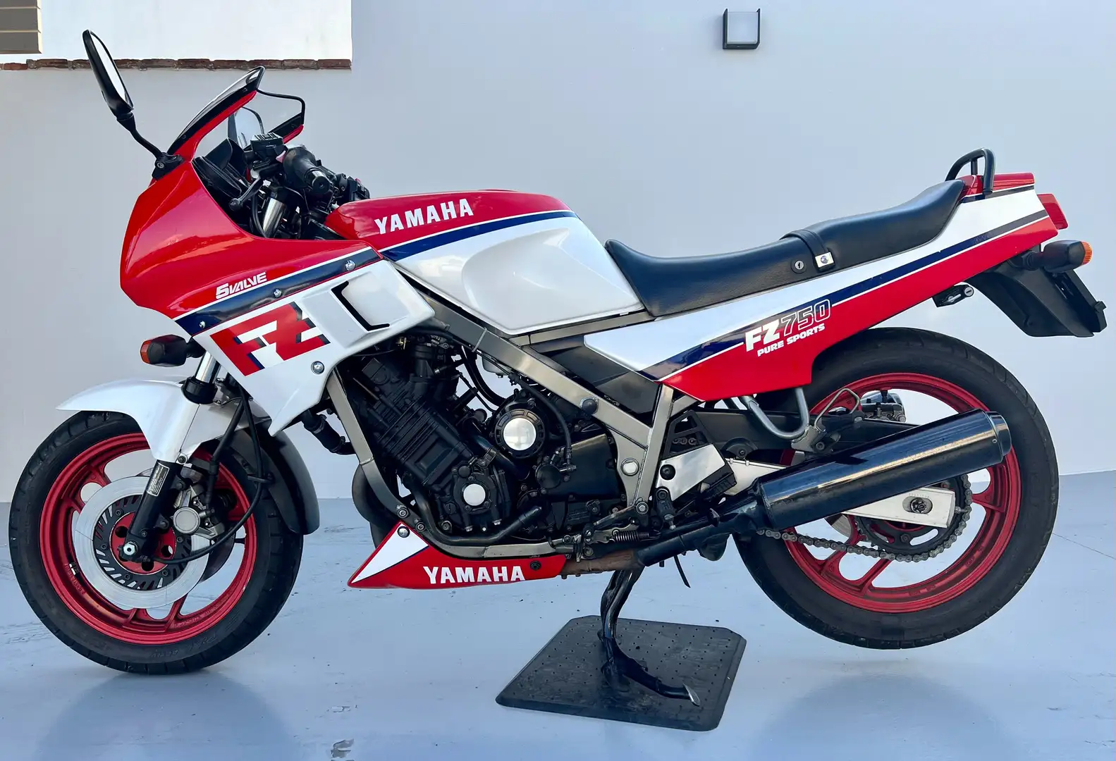 Yamaha FZ 750 Červená - 1