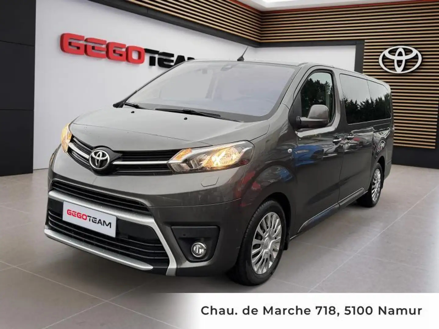 Toyota Verso MPV Gris - 1