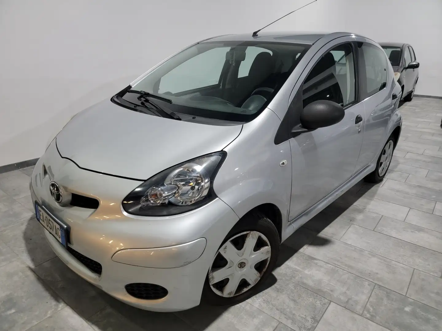 Toyota Aygo 1.0 12V VVT-i 5 porte Now Grigio - 1