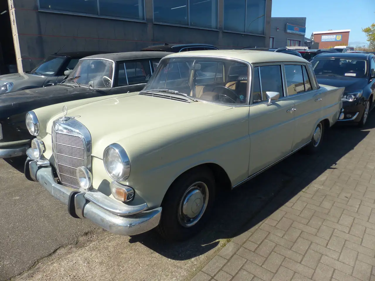 Mercedes-Benz 230