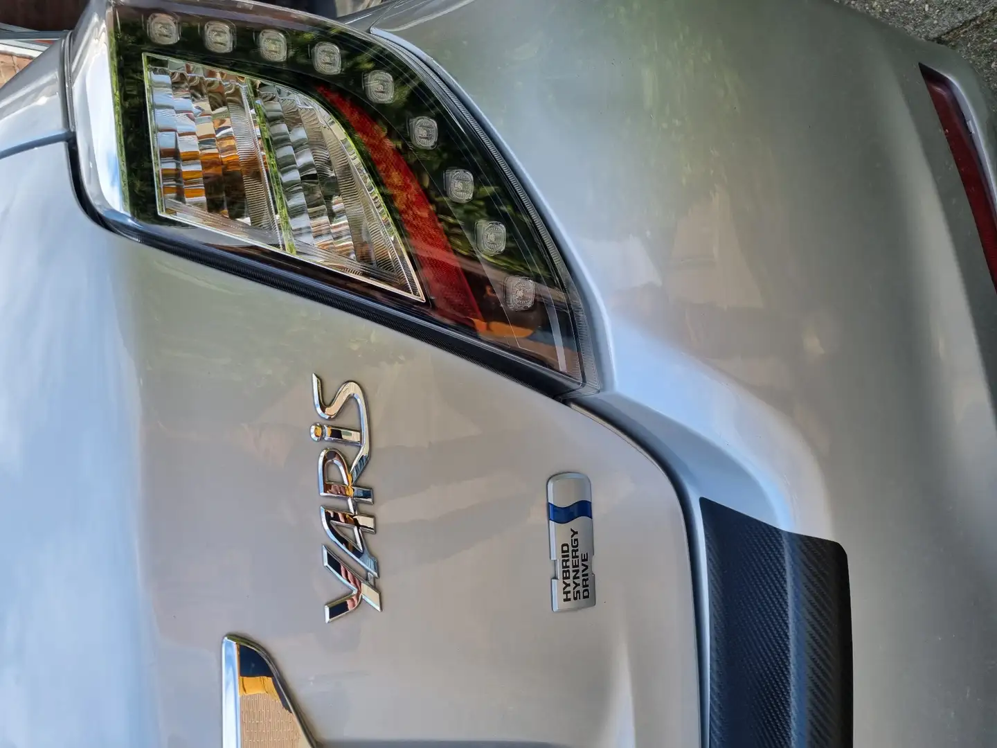Toyota Yaris 1.5 Full Asp. hybrid Grijs - 2