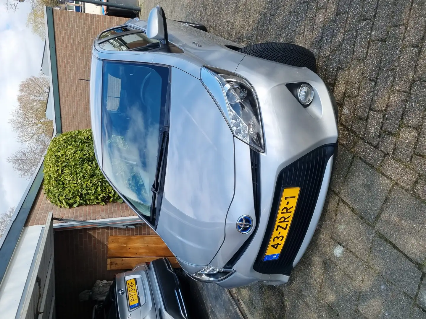 Toyota Yaris 1.5 Full Asp. hybrid Grijs - 1