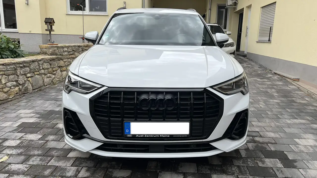 Audi Q3 45 TFSI e S line — photo 1 of 13