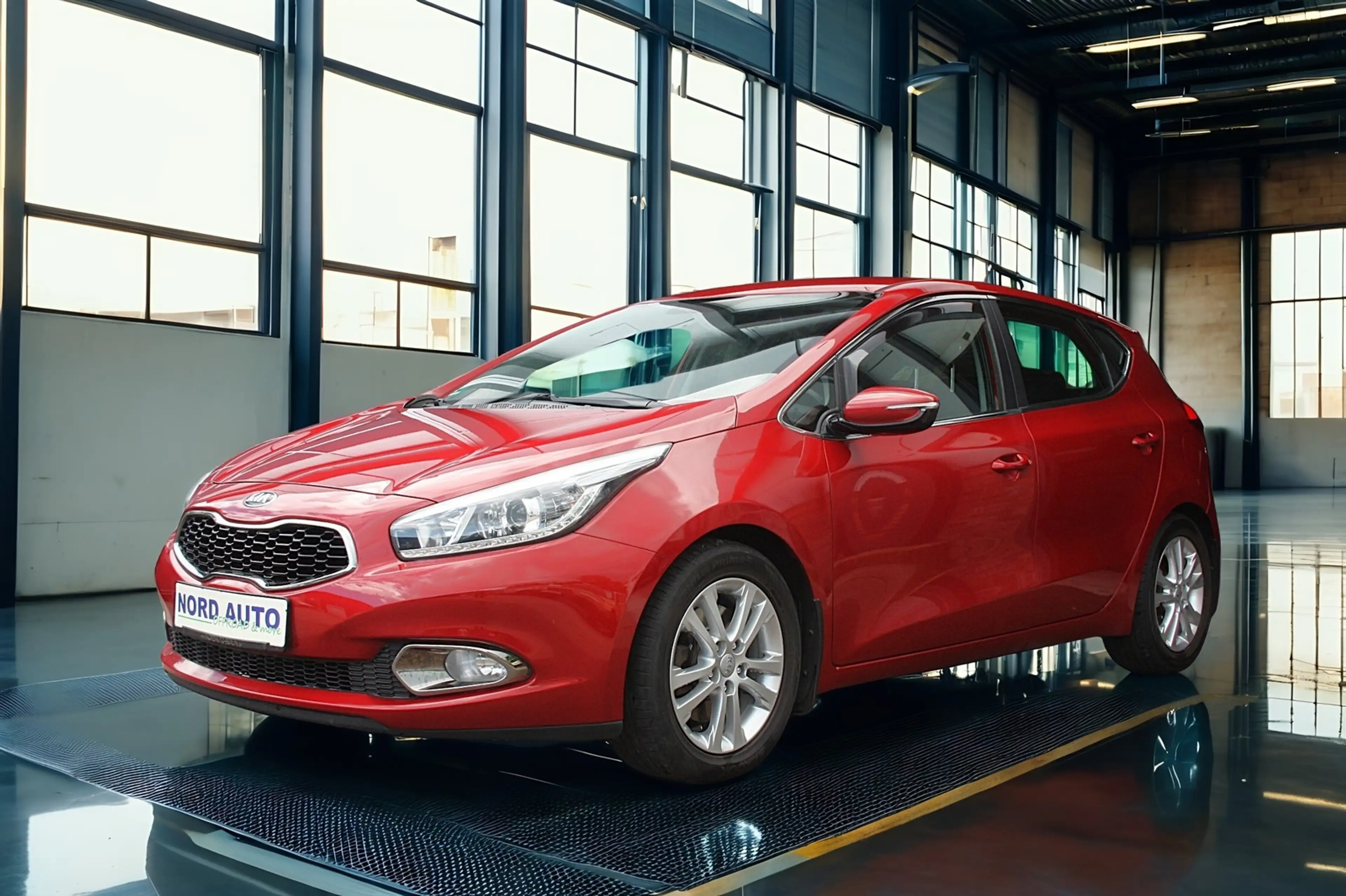 Kia Ceed / cee'd 1.6 STYLE Autm. Klima/Navi/Kam/Pdc/Temp/Ahk — photo 2