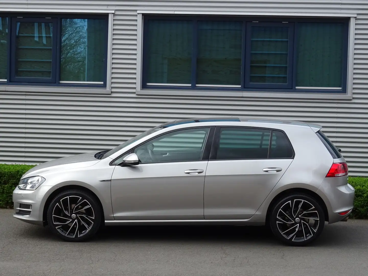 Volkswagen Golf 7 1.2 TSI 110PK Lounge Panoramadak Climate Cruise Grijs - 2
