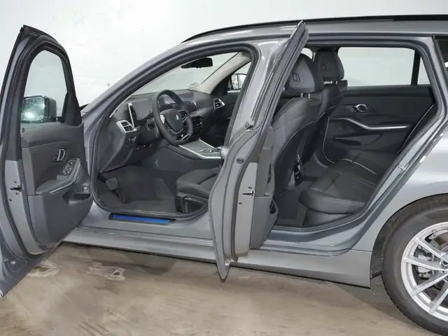 BMW 3 Series view 8