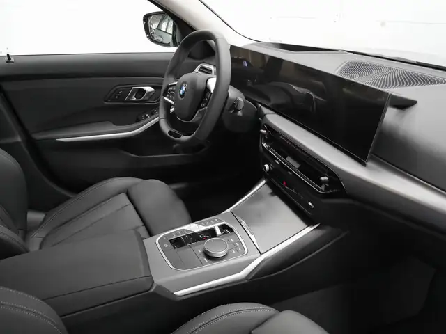 BMW 3 Series view 5