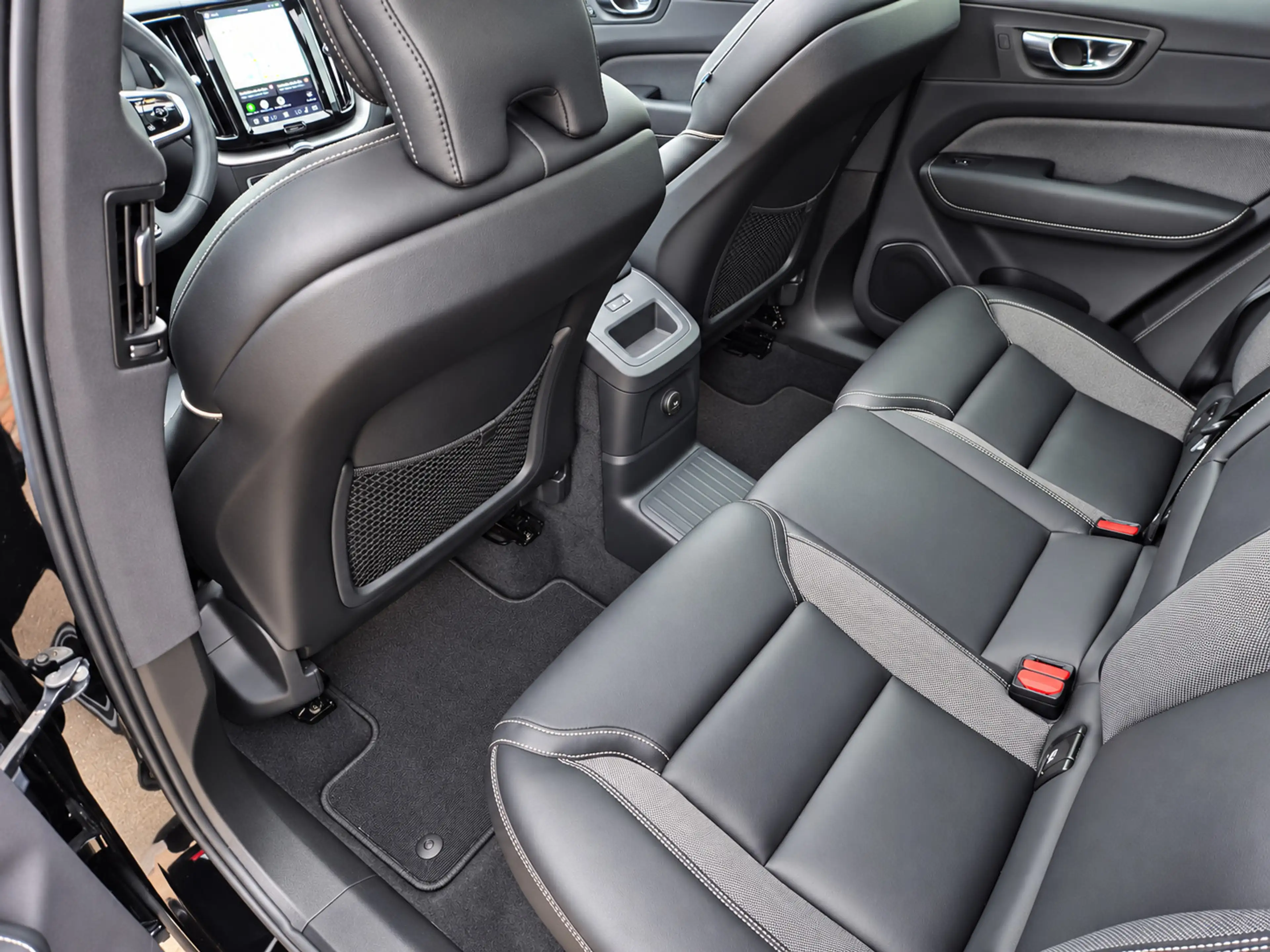 Volvo XC60 2.0 T6 Plug-in hybrid AWD Essential Bright Pano! T — photo 10