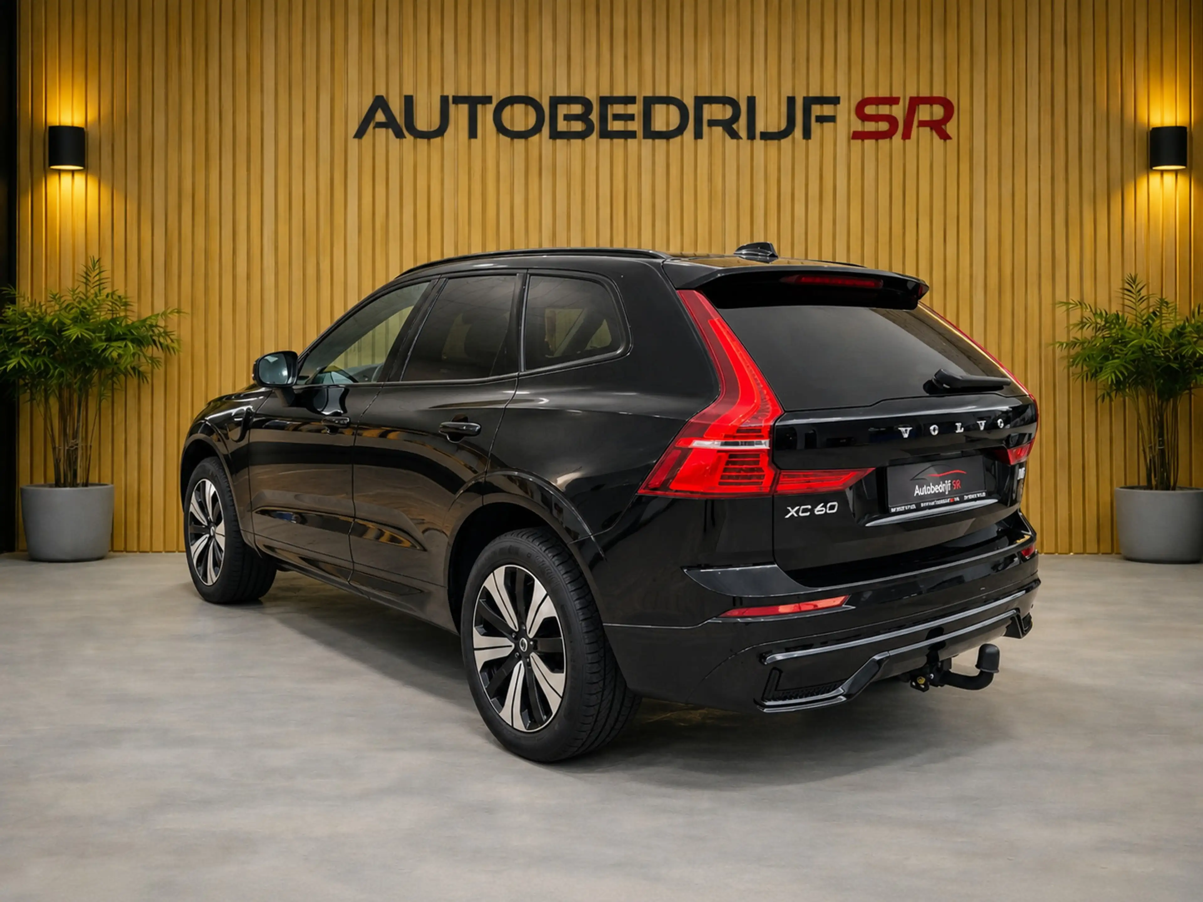 Volvo XC60 2.0 T6 Plug-in hybrid AWD Essential Bright Pano! T — photo 2
