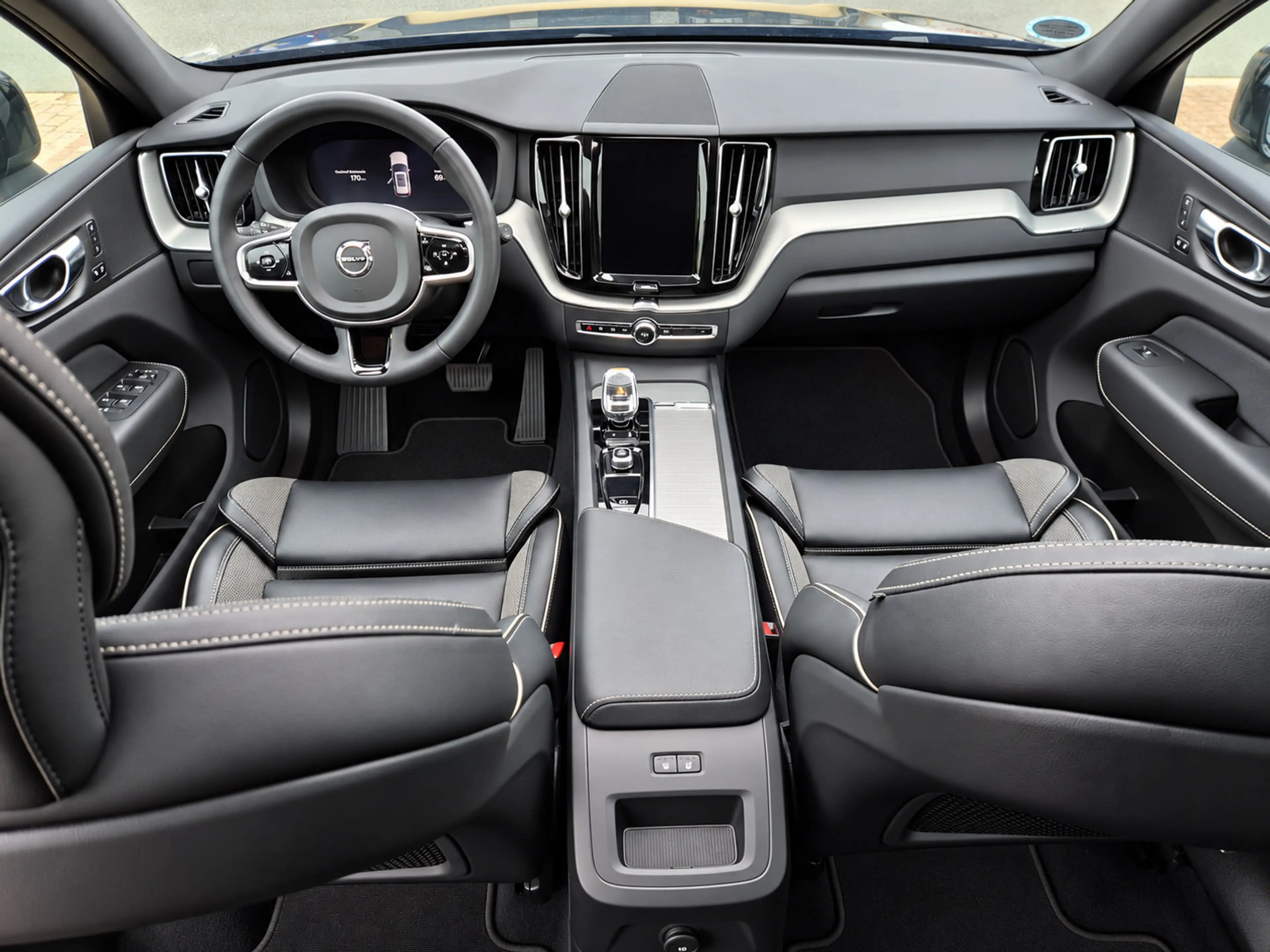 Volvo XC60 2.0 T6 Plug-in hybrid AWD Essential Bright Pano! T — photo 14