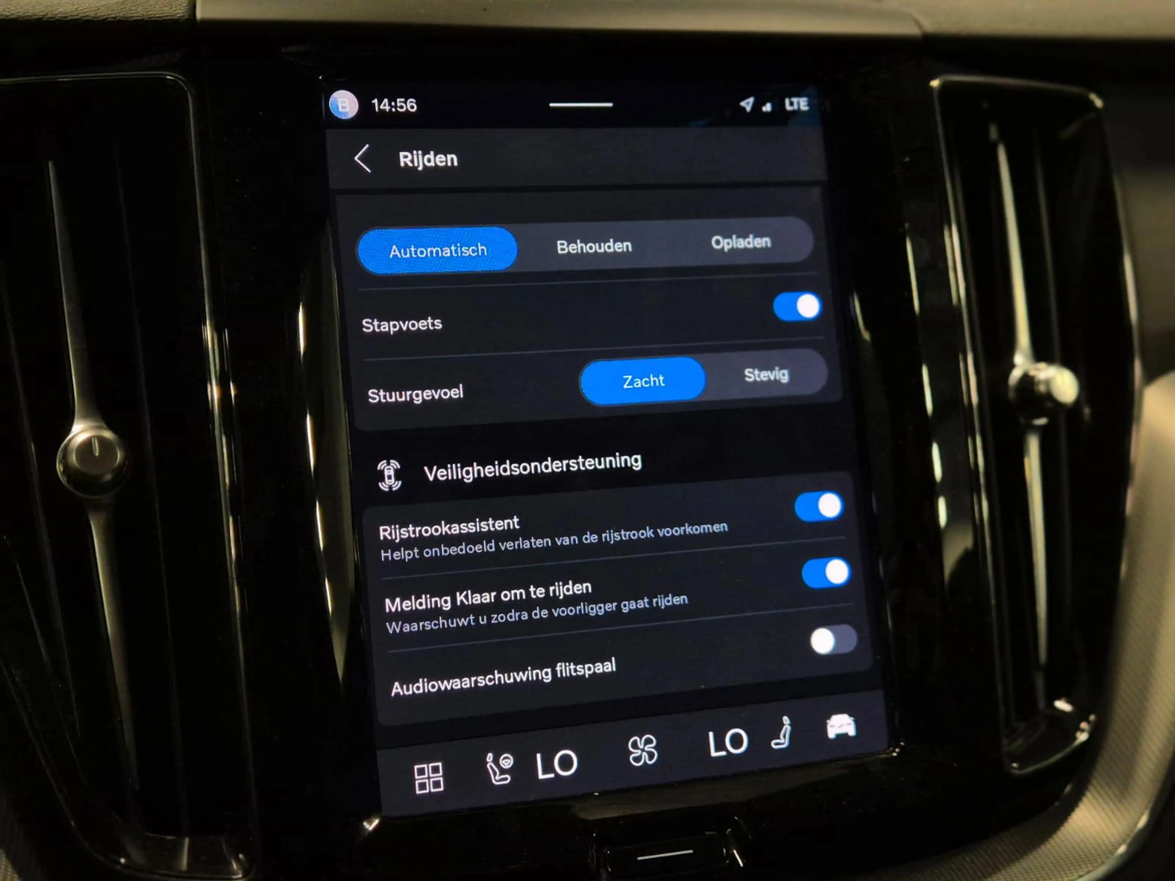 Volvo XC60 2.0 T6 Plug-in hybrid AWD Essential Bright Pano! T — photo 23