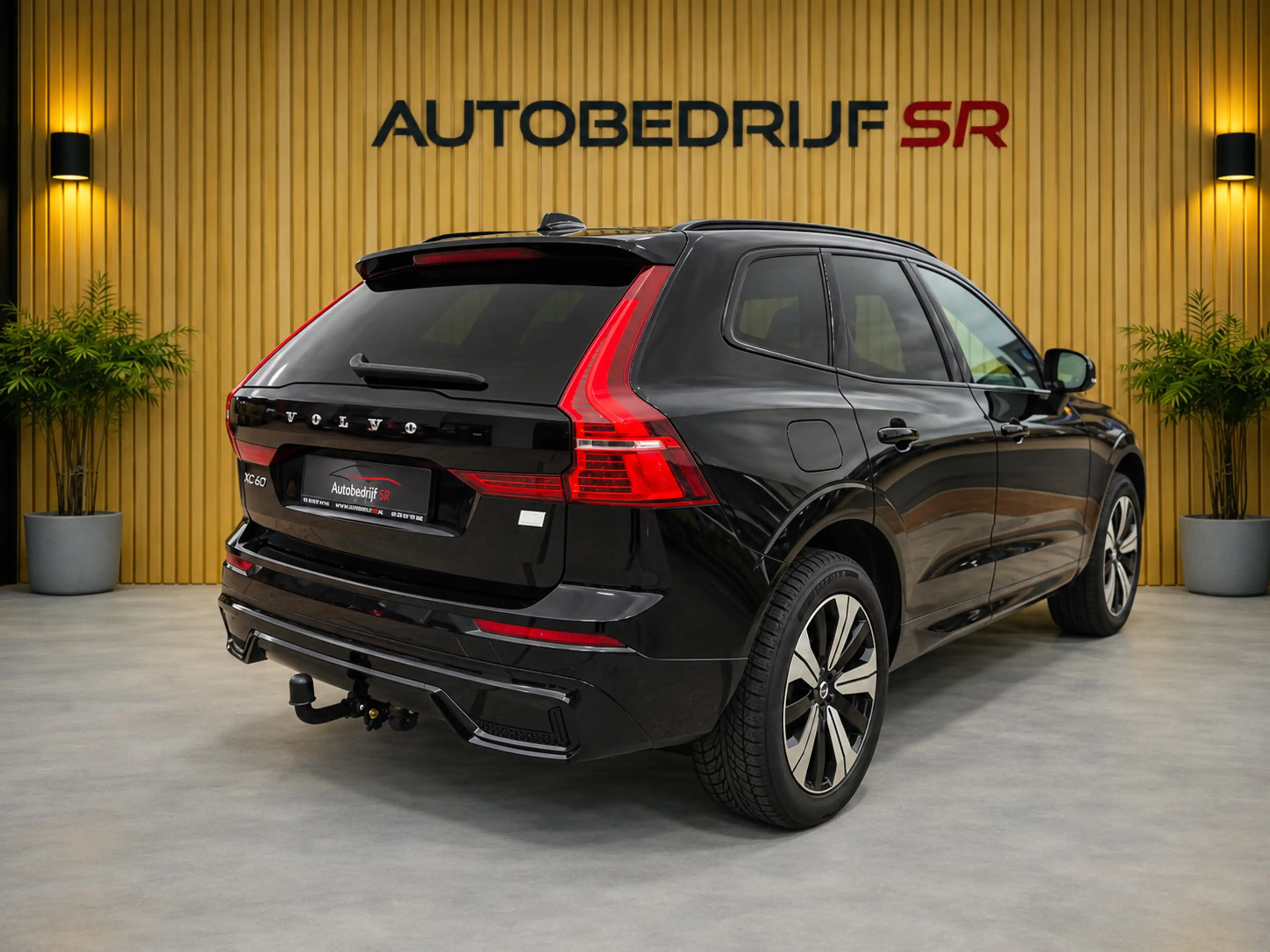 Volvo XC60 2.0 T6 Plug-in hybrid AWD Essential Bright Pano! T — photo 4
