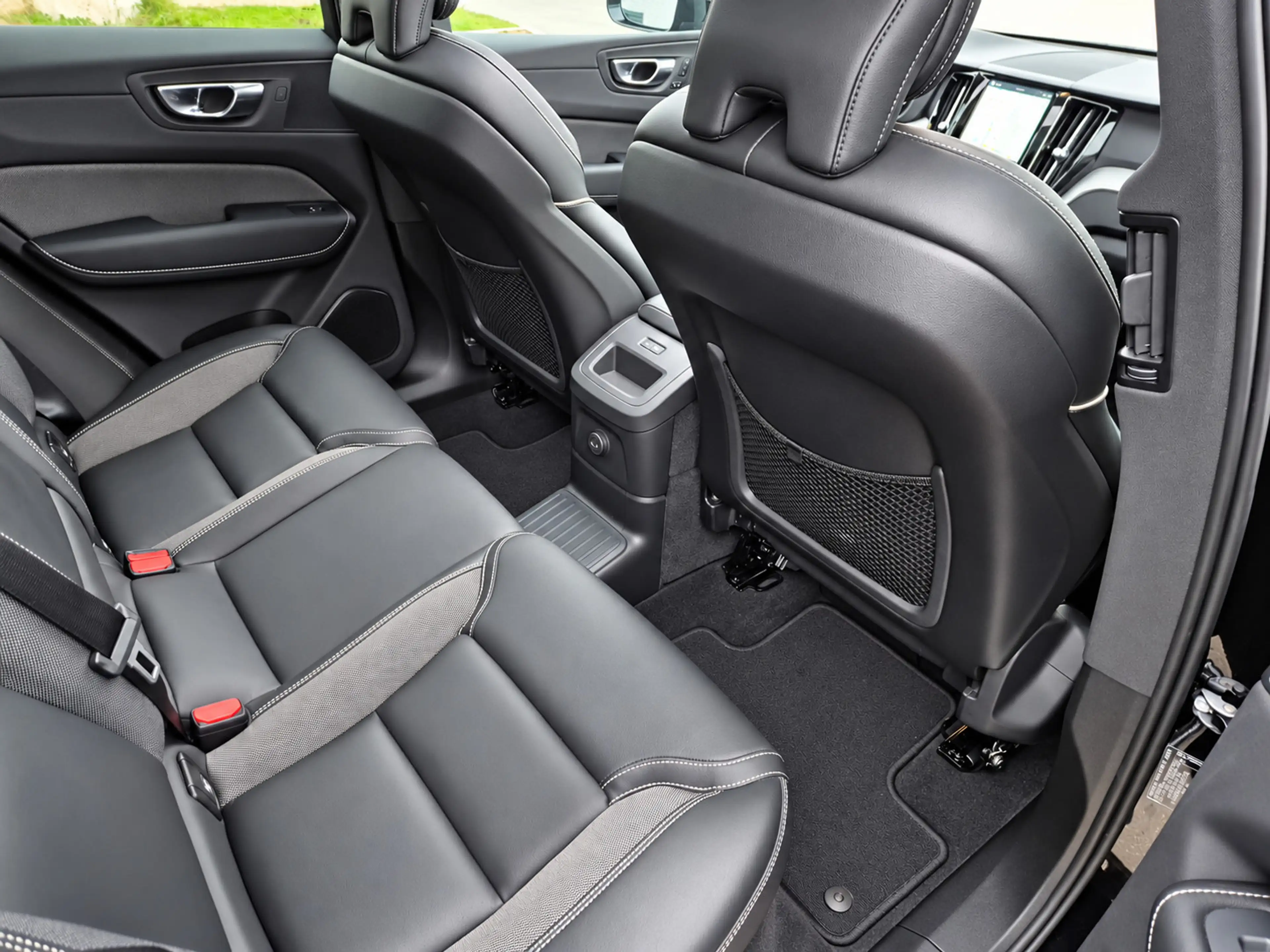 Volvo XC60 2.0 T6 Plug-in hybrid AWD Essential Bright Pano! T — photo 12