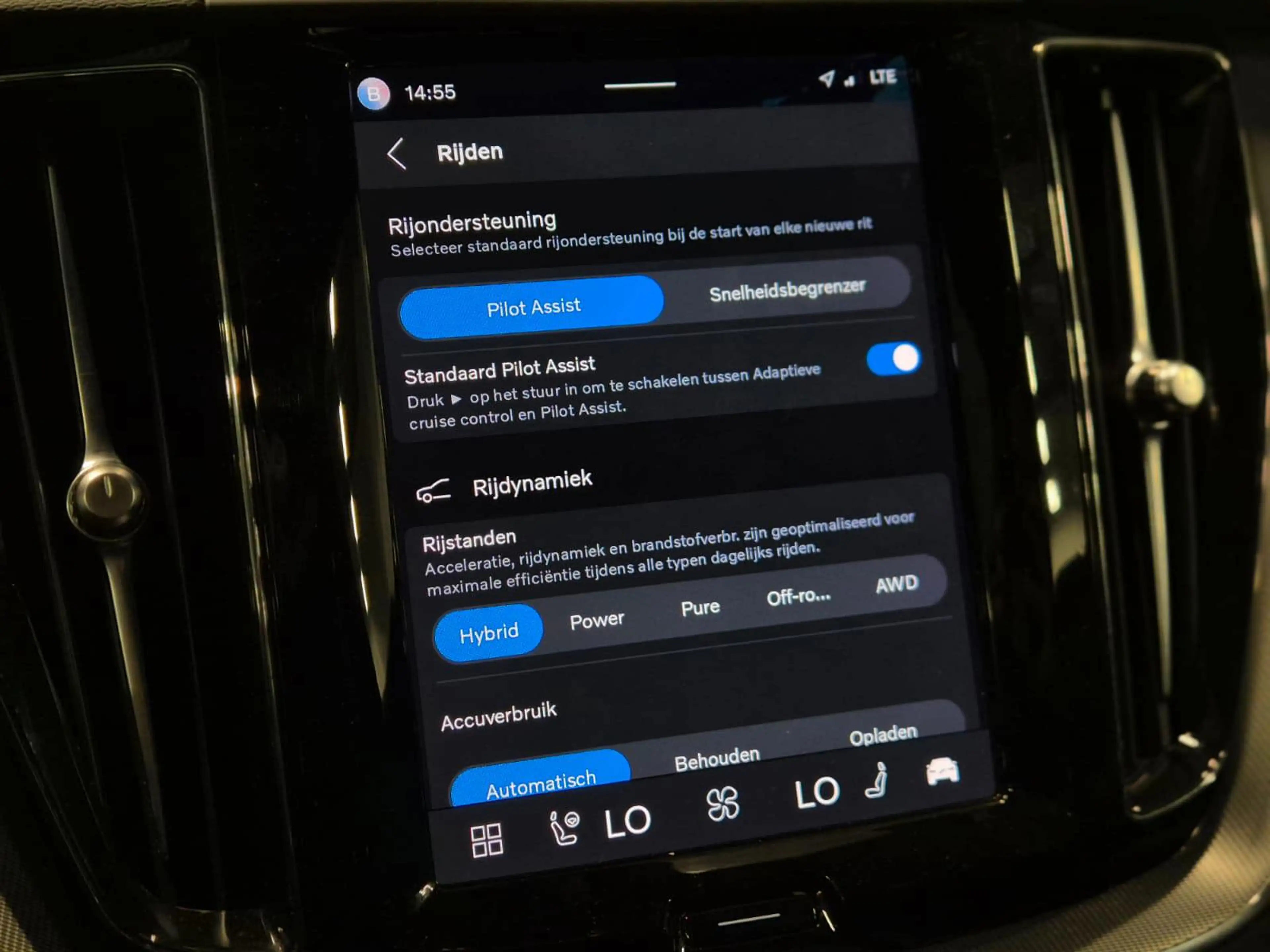 Volvo XC60 2.0 T6 Plug-in hybrid AWD Essential Bright Pano! T — photo 22