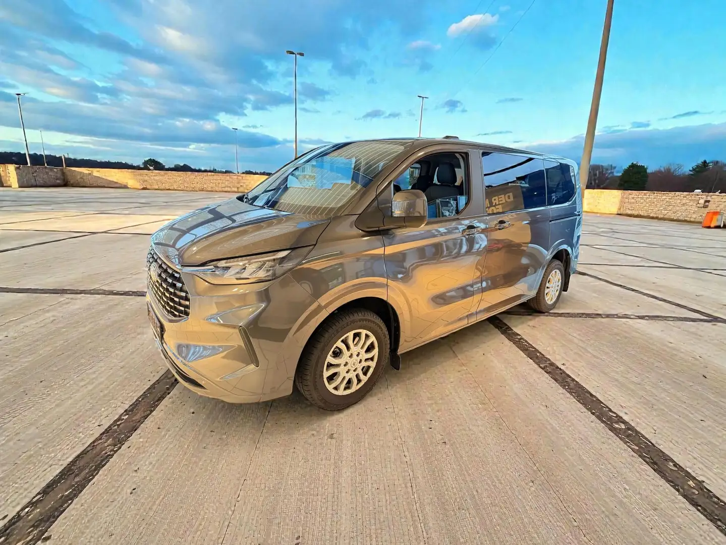Ford Tourneo Custom Titanium Grau - 1