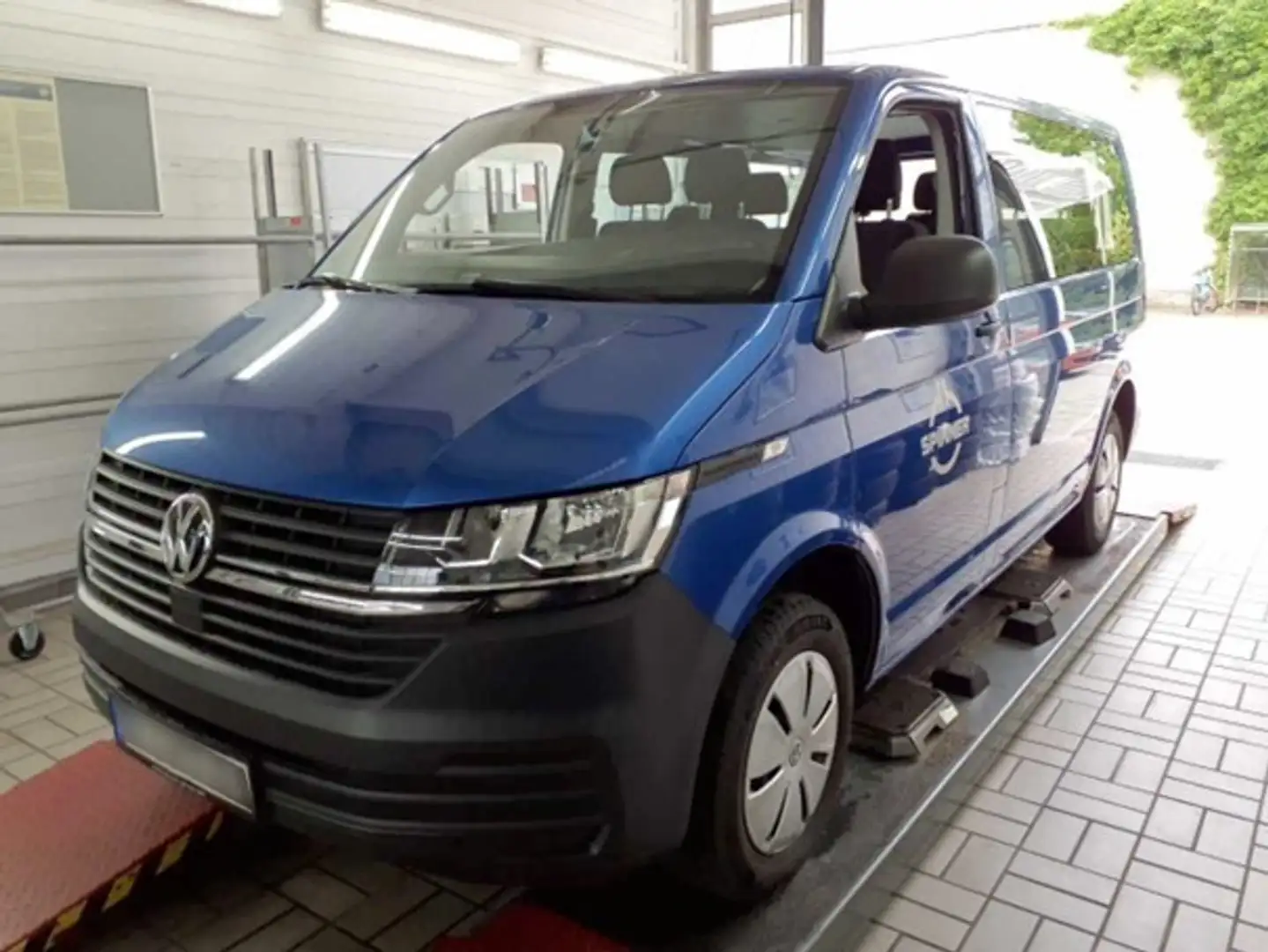 Volkswagen T6.1 Transporter Kombi 2.0l TDI 81kW 5-Gang 9 Sitzer Klima Blau - 1