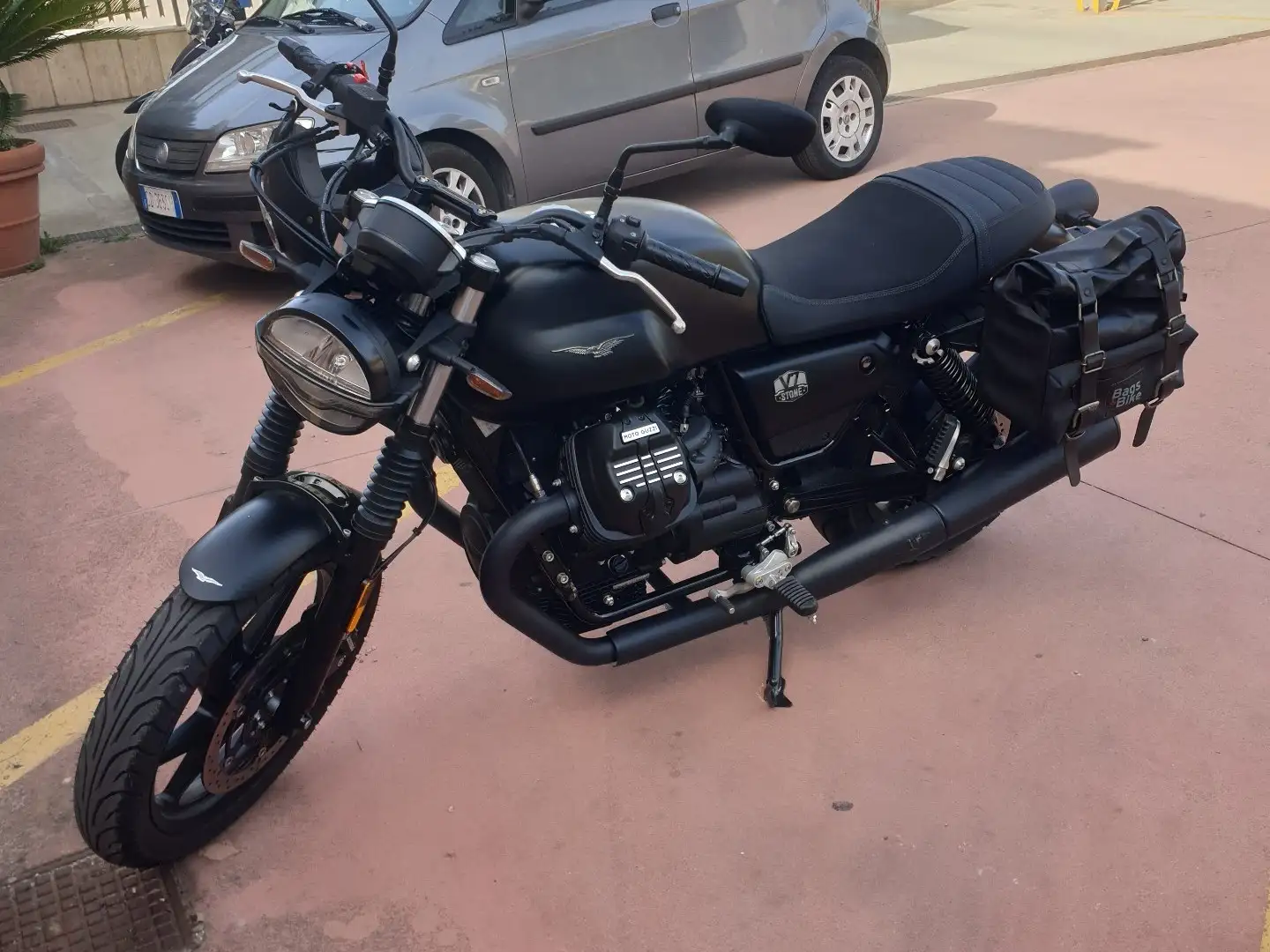 Moto Guzzi V 850 Black - 1
