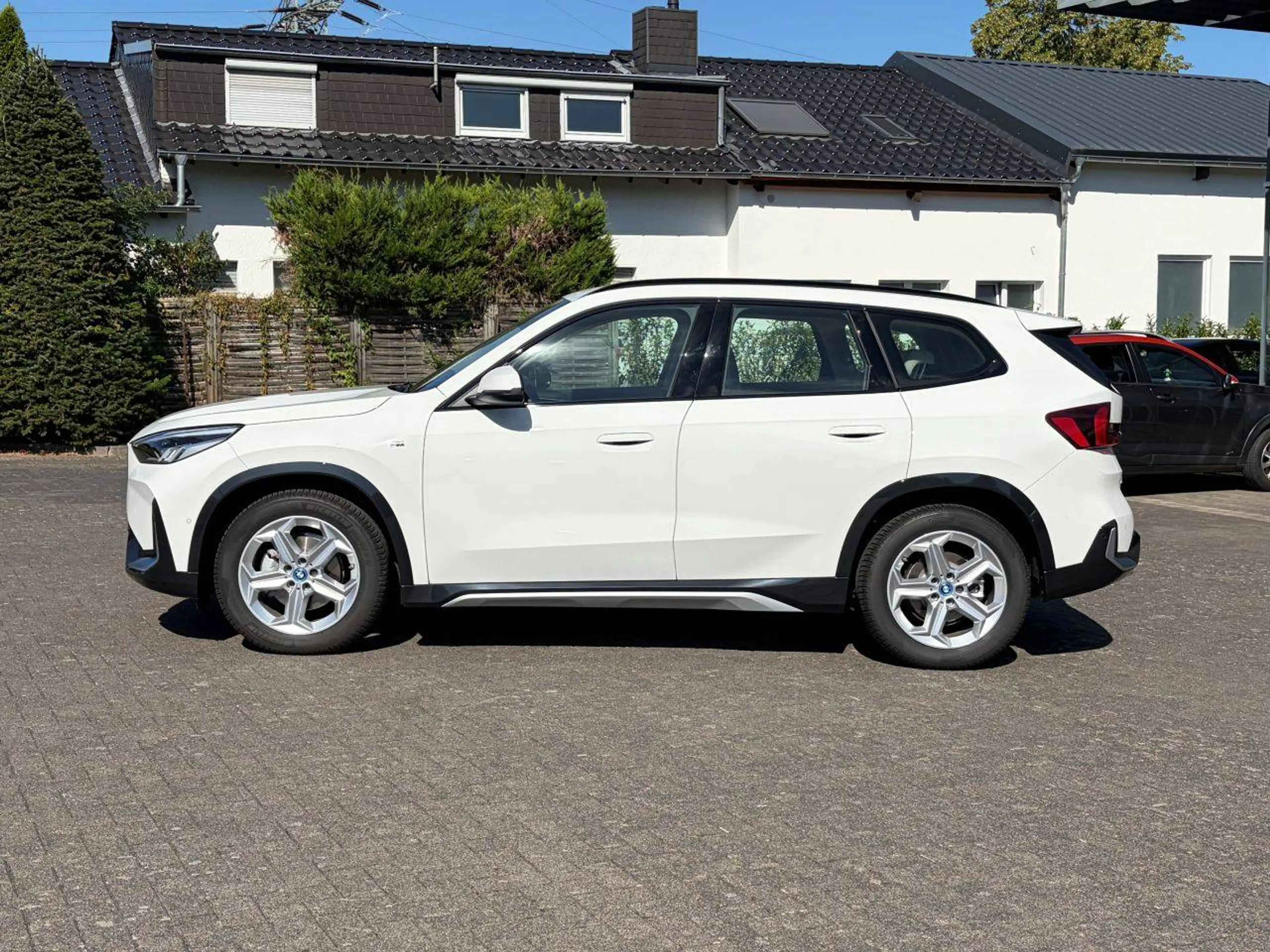 BMW iX1 20 eDrive xLine / Sportsitze / DAB / Driving Assistant Plus — photo 3