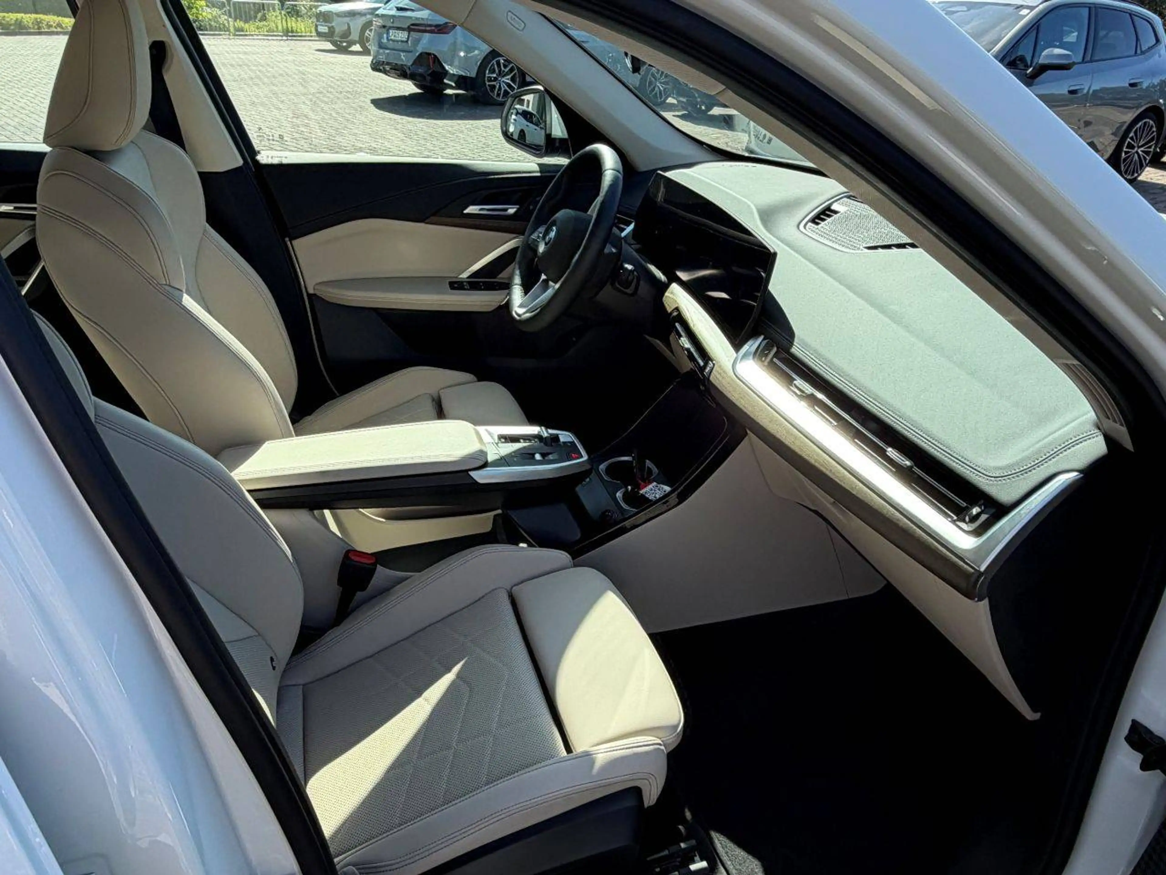 BMW iX1 20 eDrive xLine / Sportsitze / DAB / Driving Assistant Plus — photo 8