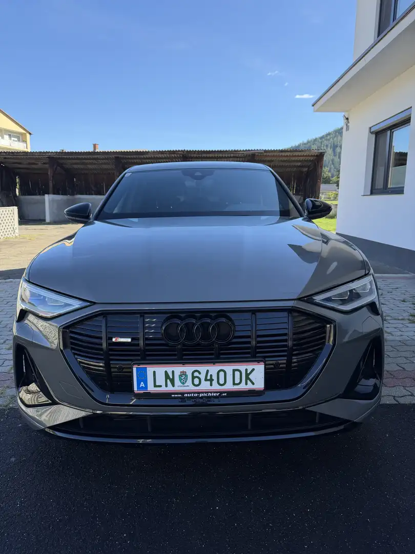 Audi e-tron 55 quattro 95kWh S-line Grau - 2