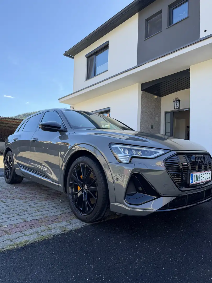 Audi e-tron 55 quattro 95kWh S-line Grau - 1