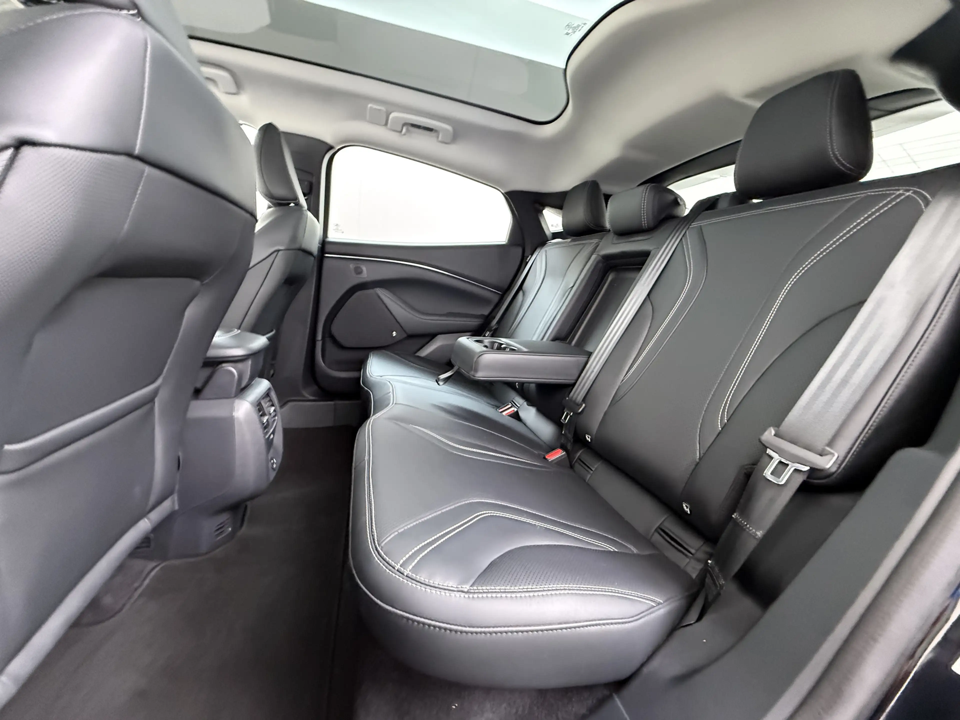 Ford Mustang Mach-E Extended RWD 98kWh Technology Pack Plus Panoramada — photo 12