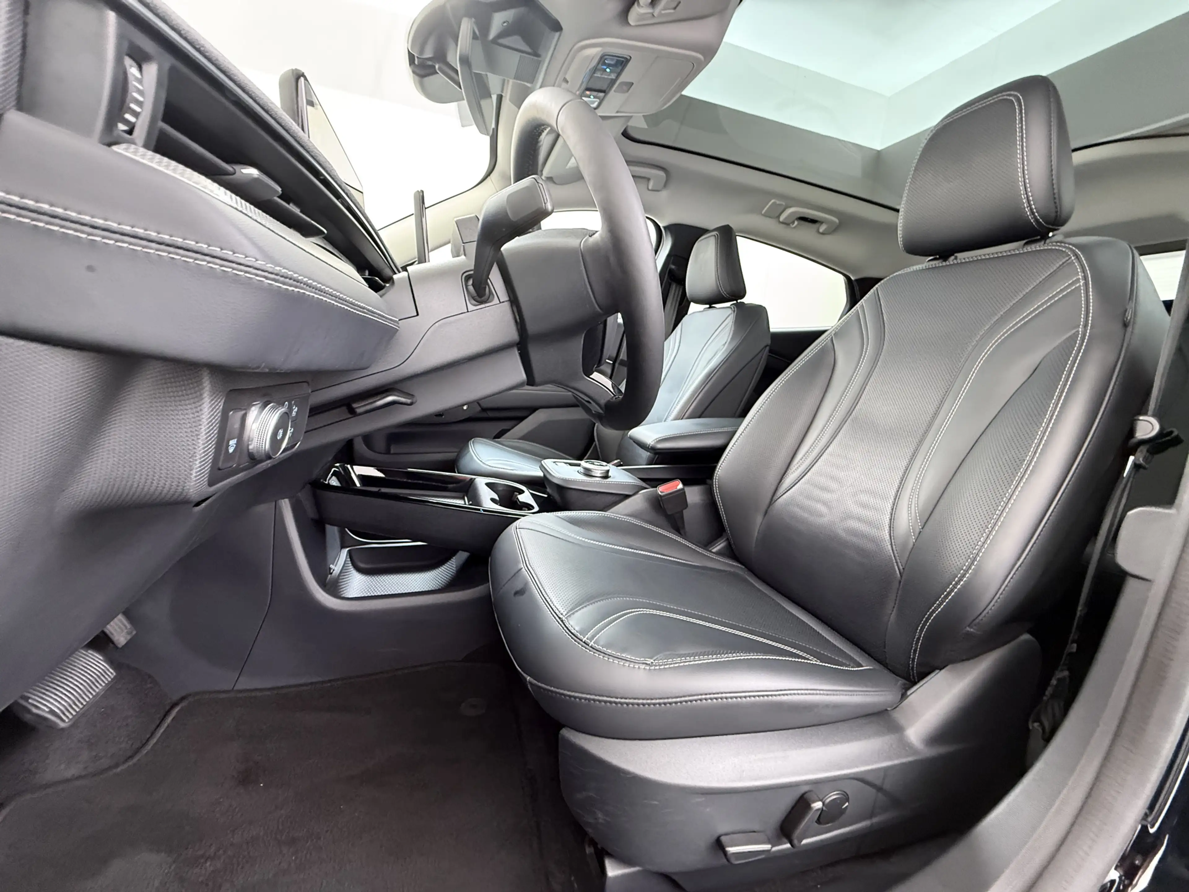 Ford Mustang Mach-E Extended RWD 98kWh Technology Pack Plus Panoramada — photo 11