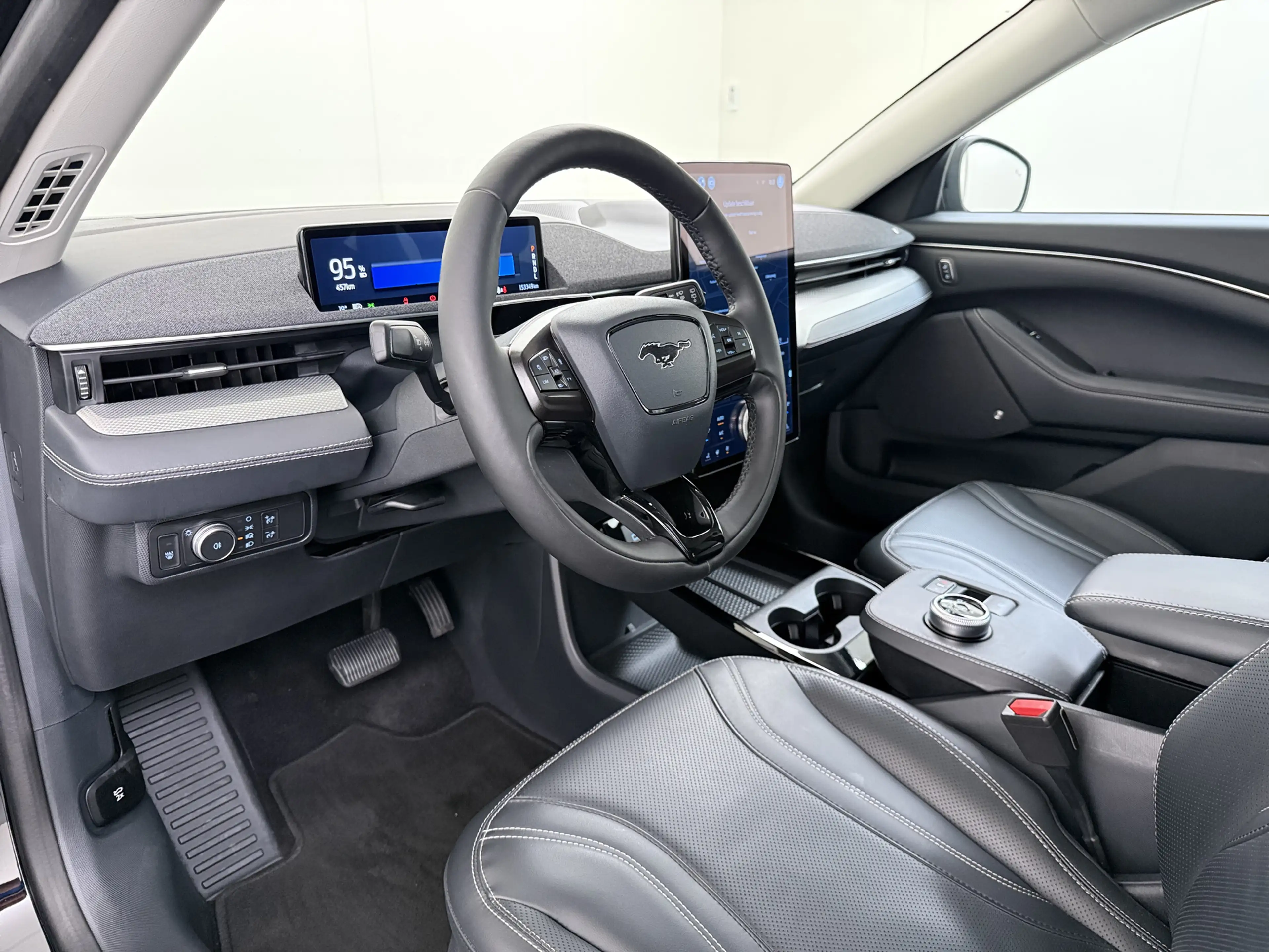 Ford Mustang Mach-E Extended RWD 98kWh Technology Pack Plus Panoramada — photo 10