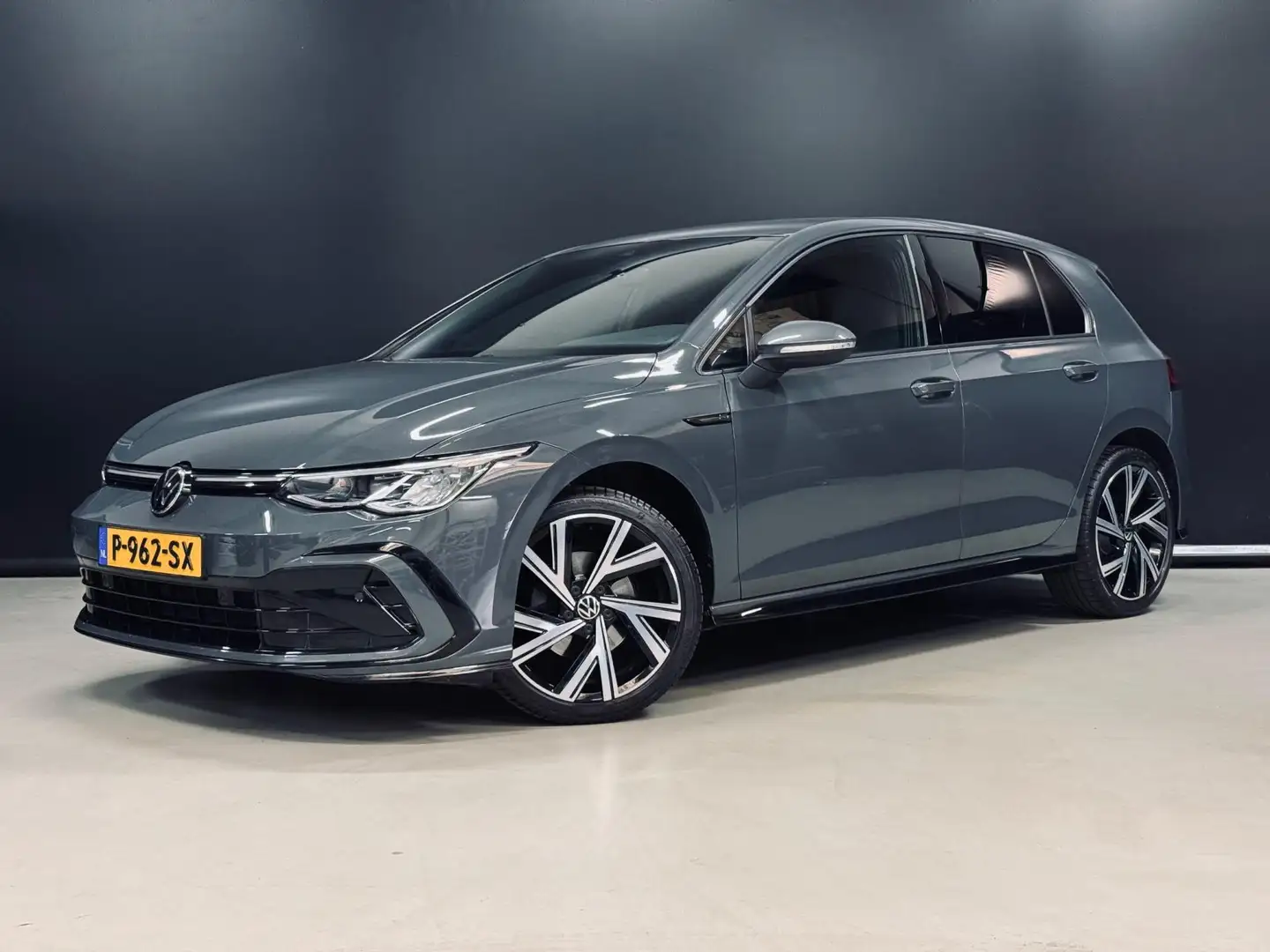 Volkswagen Golf 1.0 eTSI DSG R-Line, Navi, Apple Carplay, Cam, ACC Grijs - 1
