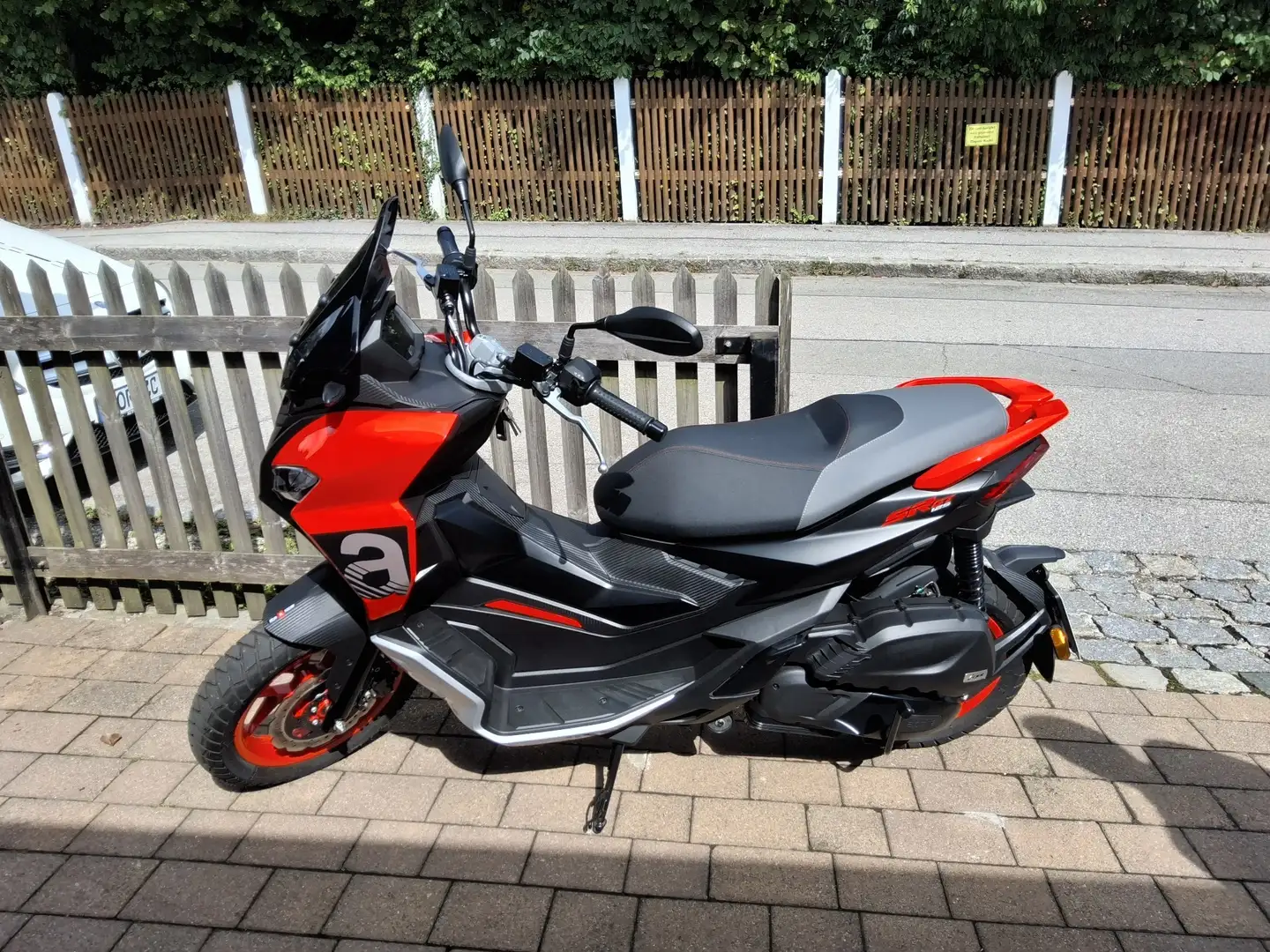 Aprilia SR GT 125 Sport Piros - 1