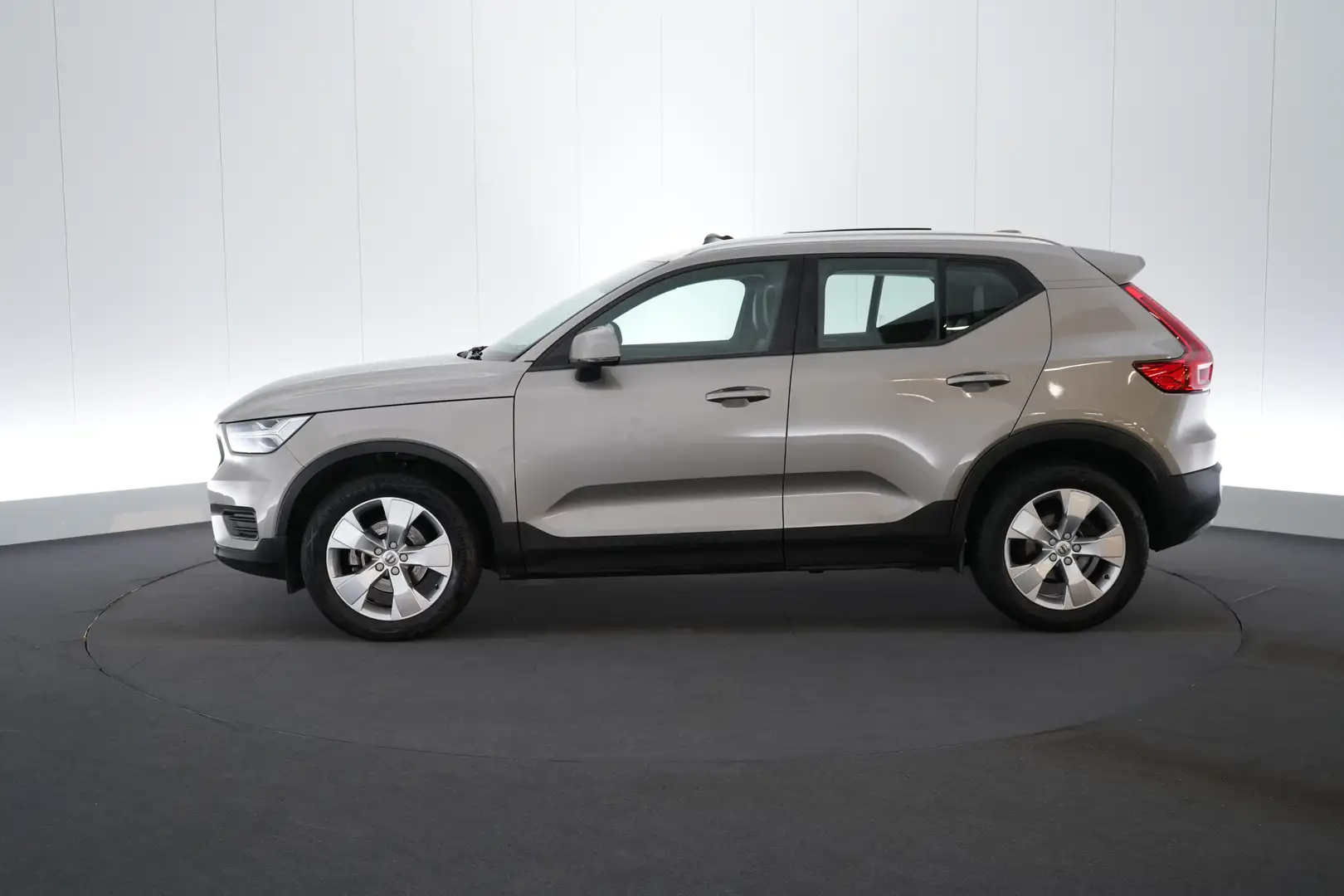 Volvo XC40 1.5 T2 Geartr. Momentum Pro LEDER/CUIR LED GPS PDC Goud - 2