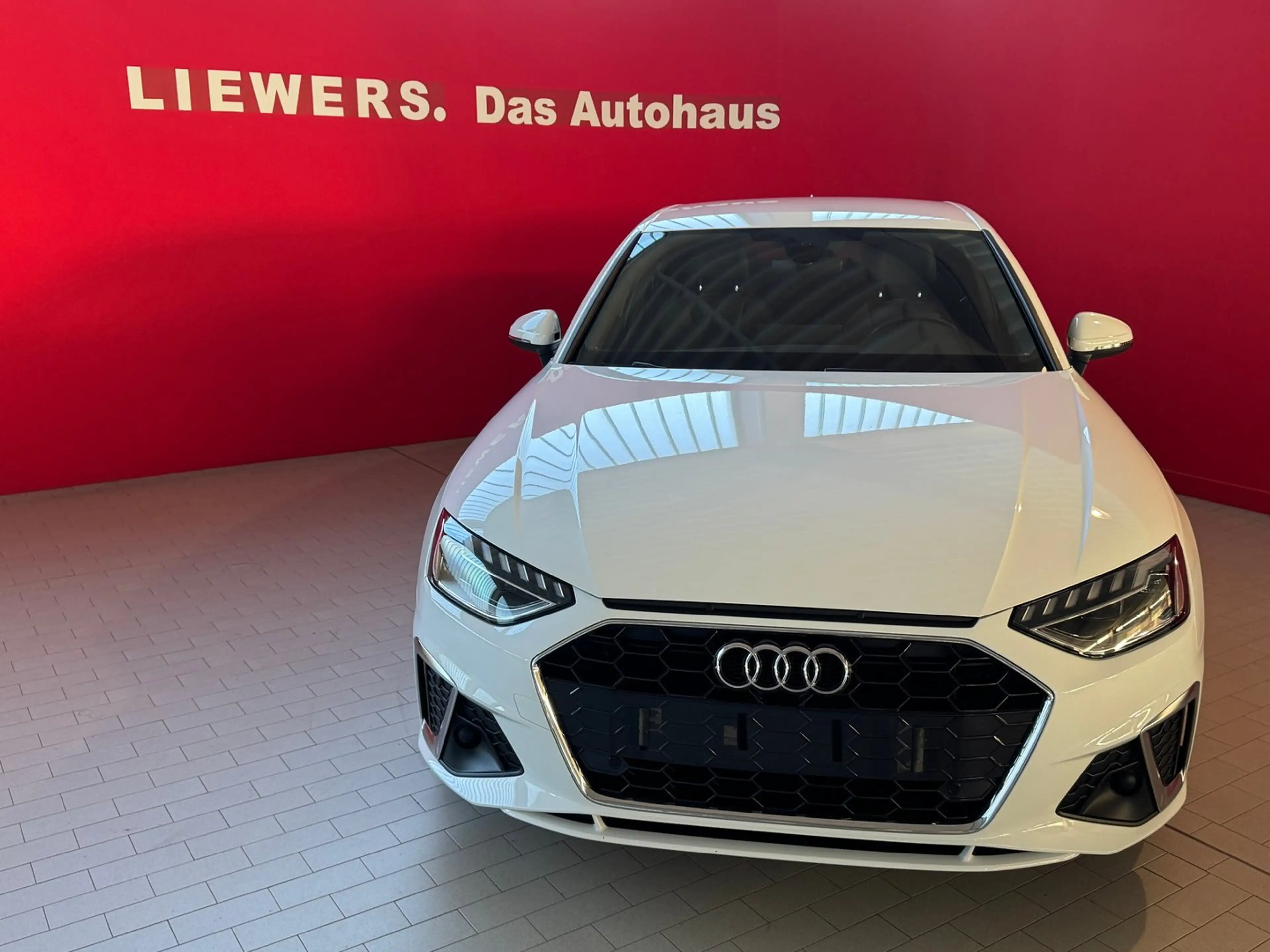 Audi A4 Limousine 35 TDI S line — photo 2