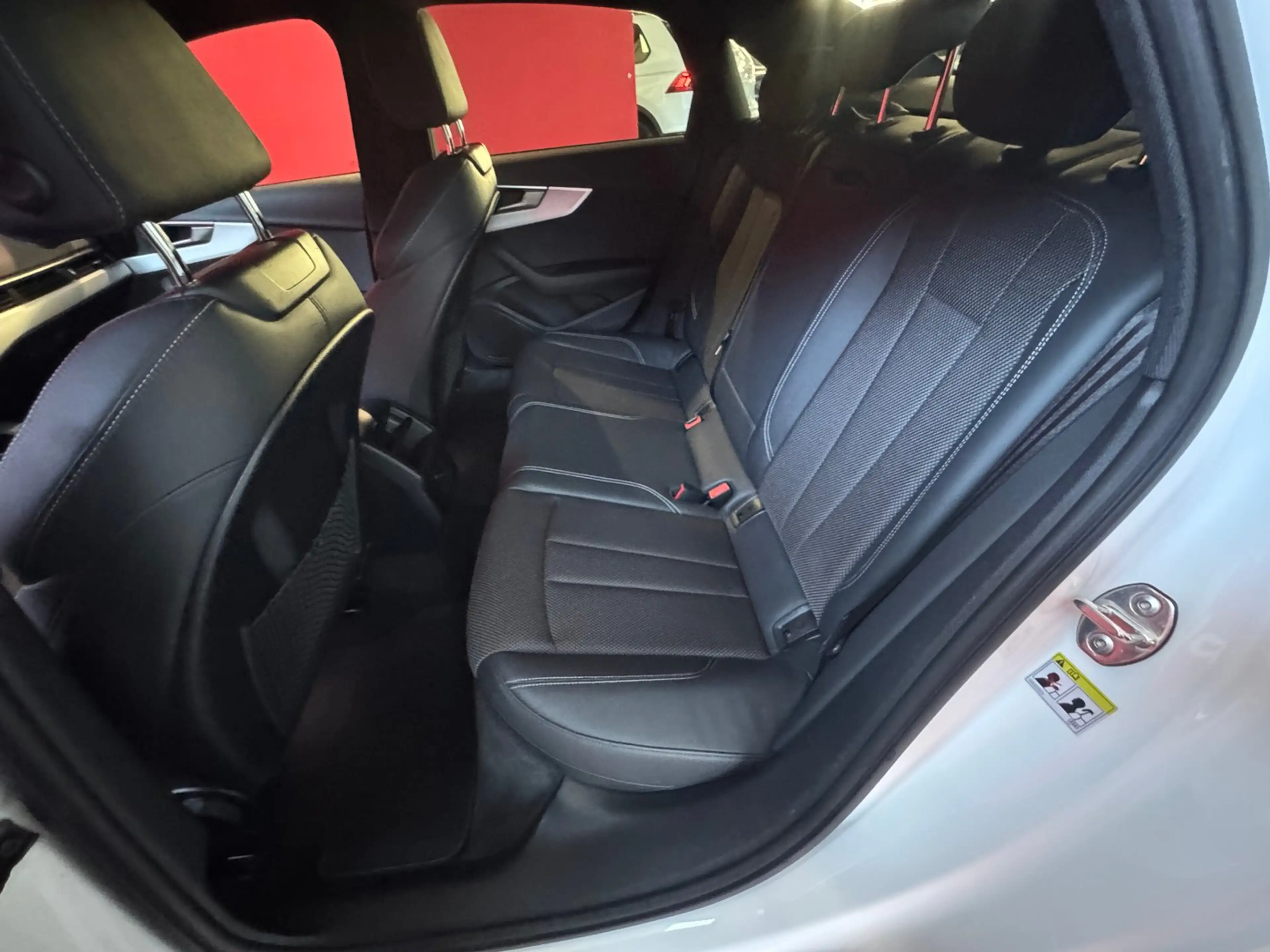 Audi A4 Limousine 35 TDI S line — photo 7