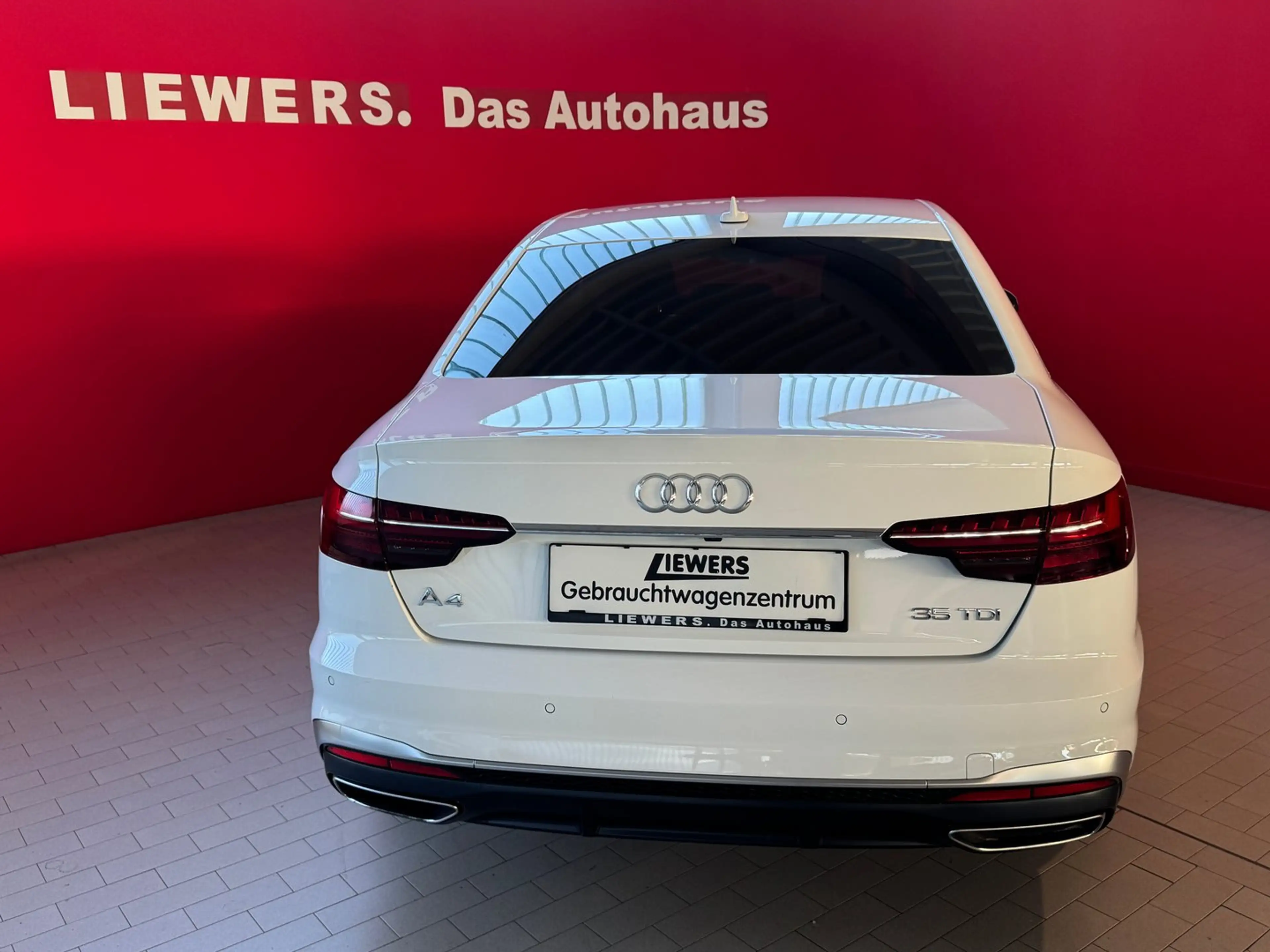 Audi A4 Limousine 35 TDI S line — photo 3