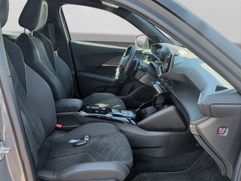 Peugeot 2008 GT PureTech 130 EAT8 — photo 9