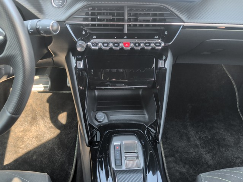 Peugeot 2008 GT PureTech 130 EAT8 — photo 11