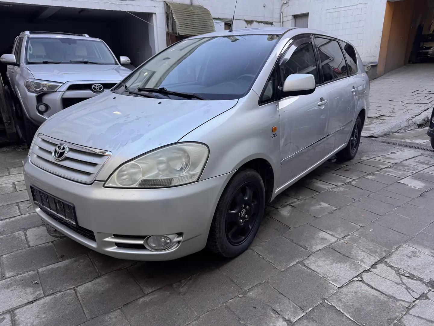 Toyota Avensis Verso D-4D linea sol Export only - 1