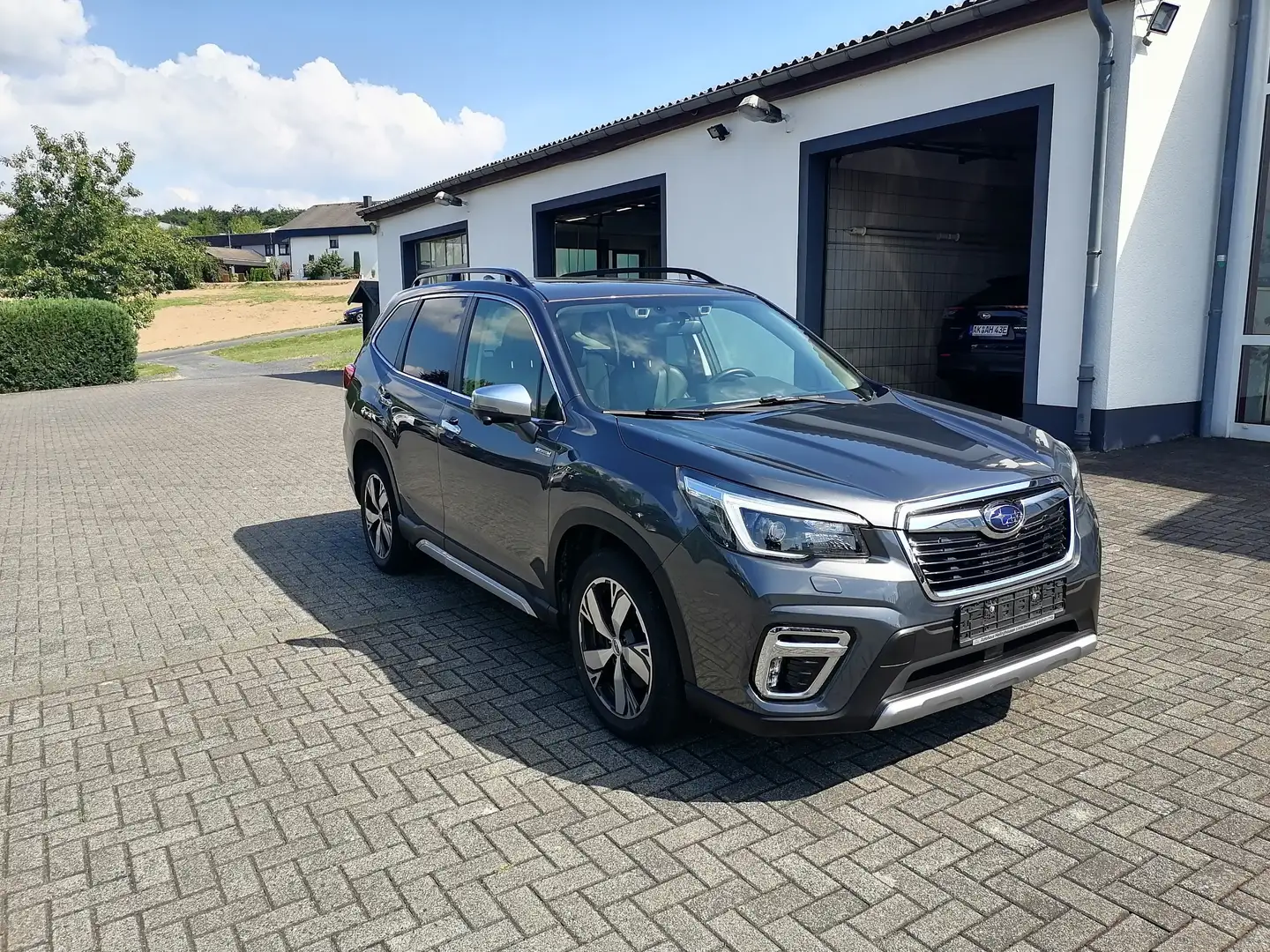 Subaru Forester 2.0ie Lineartronic Platinum  AHK/Navi/Leder Gri - 2