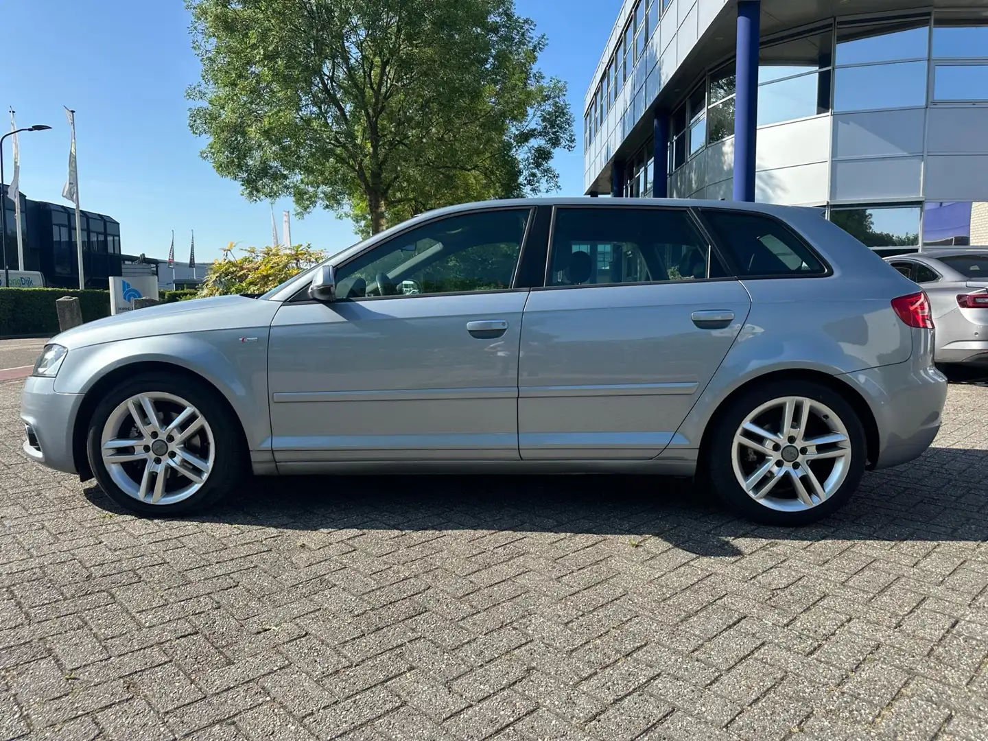 Audi A3 Sportback 1.2 TFSI S Edition Gris - 2