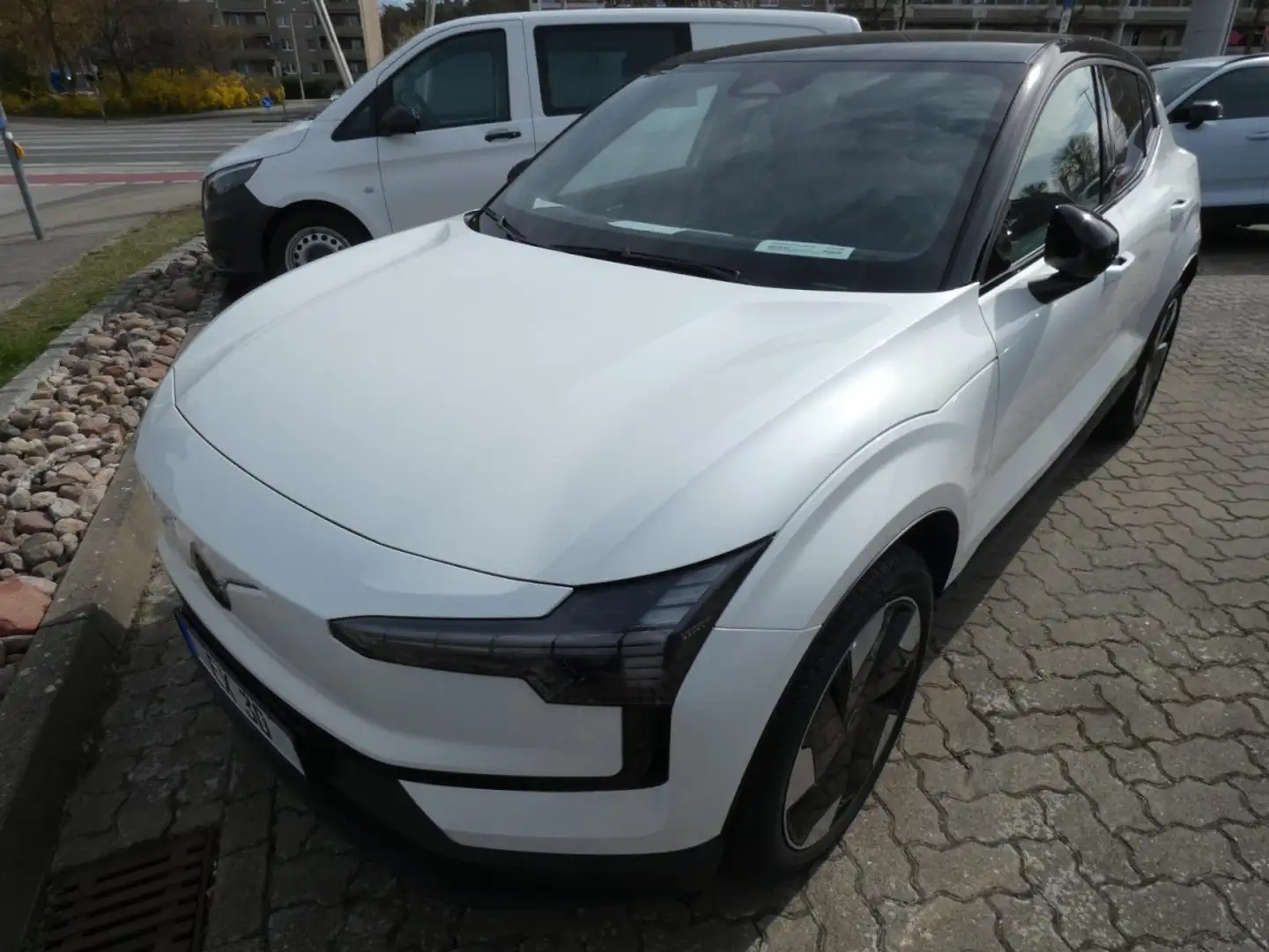 Volvo EX30 Single Motor Extended Range 2WD Plus Klima Белый - 2