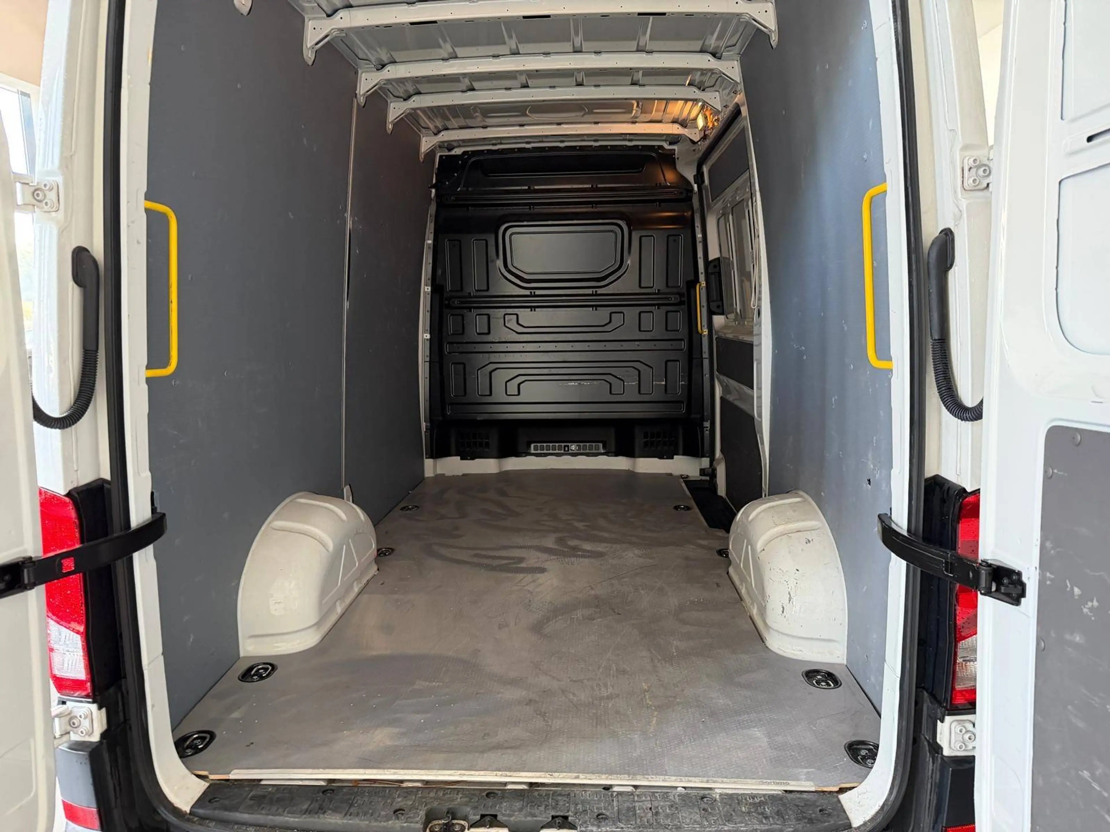 Volkswagen Crafter 35 mittellang Hochdach FWD — photo 14