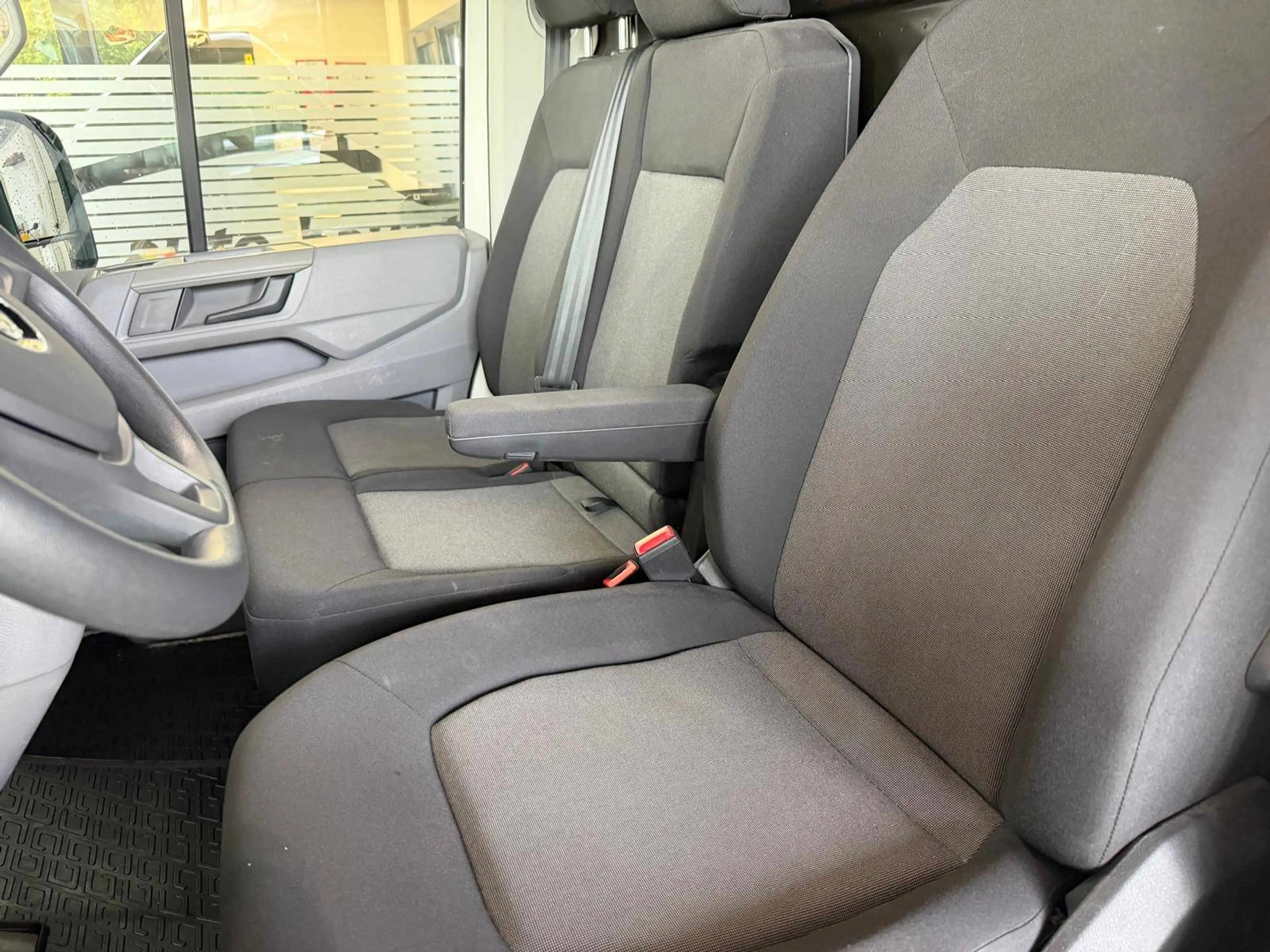 Volkswagen Crafter 35 mittellang Hochdach FWD — photo 10