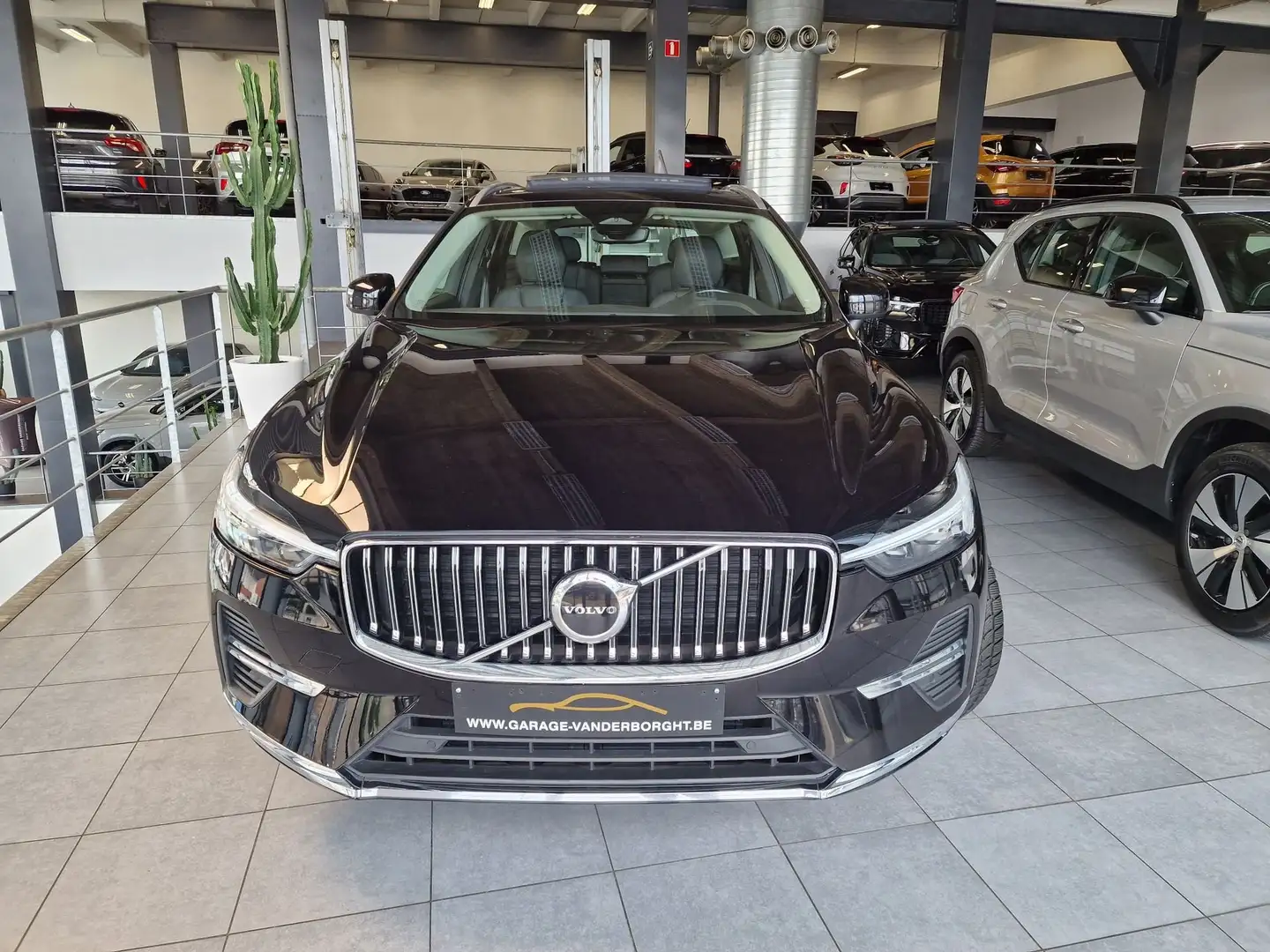 Volvo XC60 INSCRIPTION PLUG-IN HYBRID AWD AUTOMAAT Zwart - 2